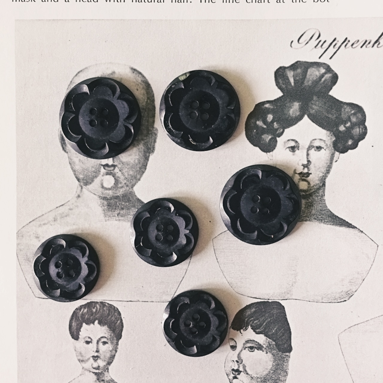 フランス 1900s 幾何学の黒花とgalalithe製ボタンセットb アンティーク