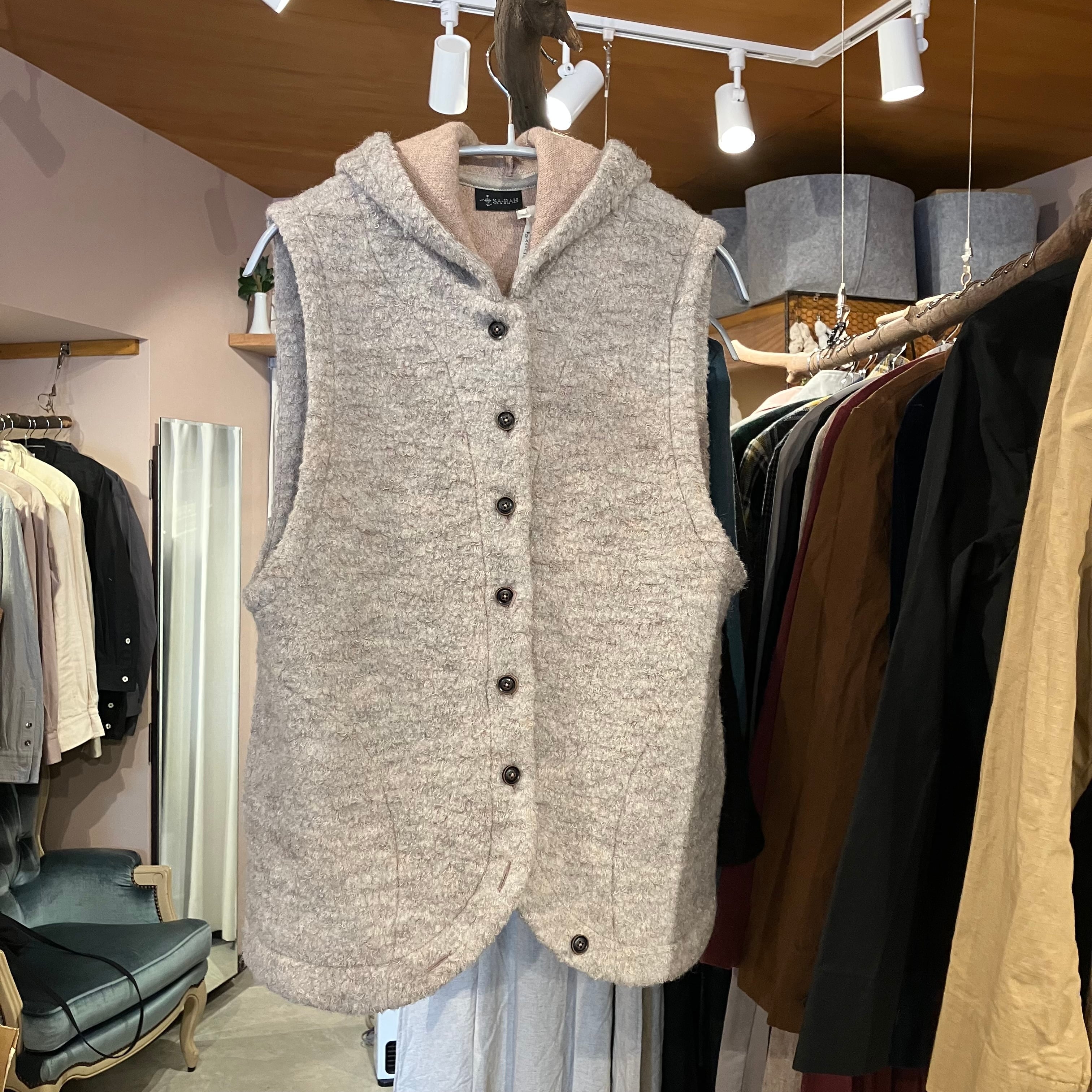 フードラウンドベストウールコットンプードルベージュ Sa-Rah