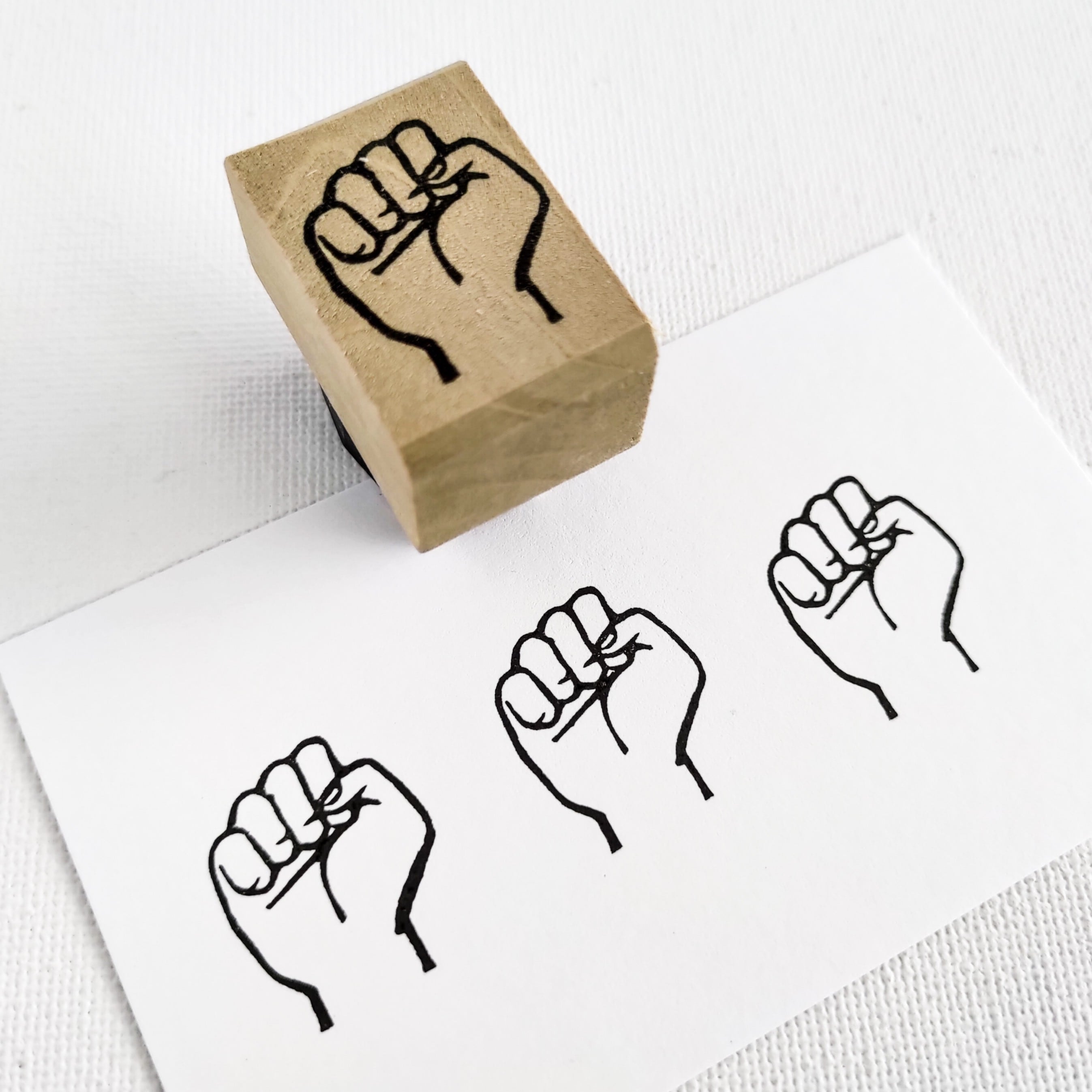 力強くこぶしを握る