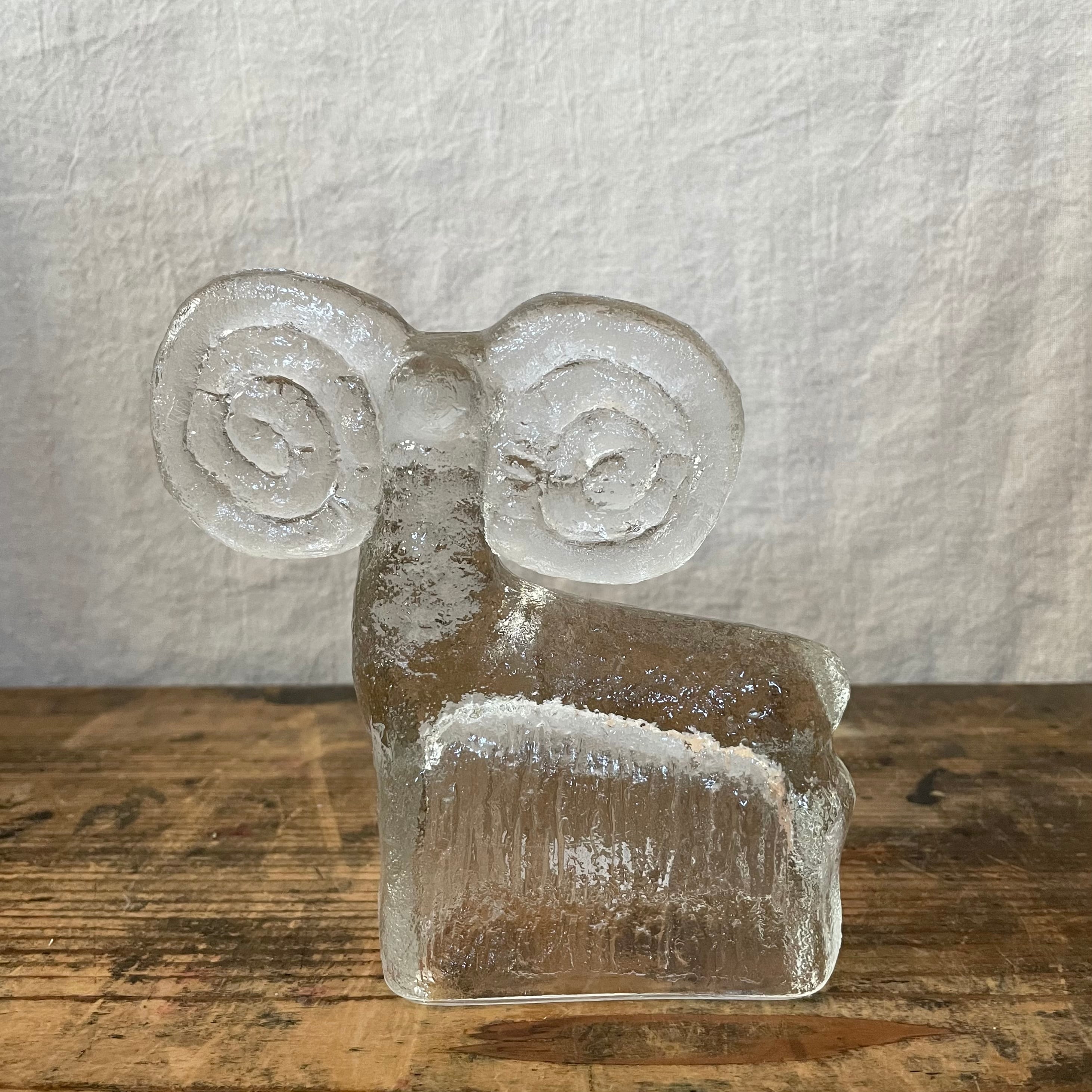 ぐるぐるした角の置物