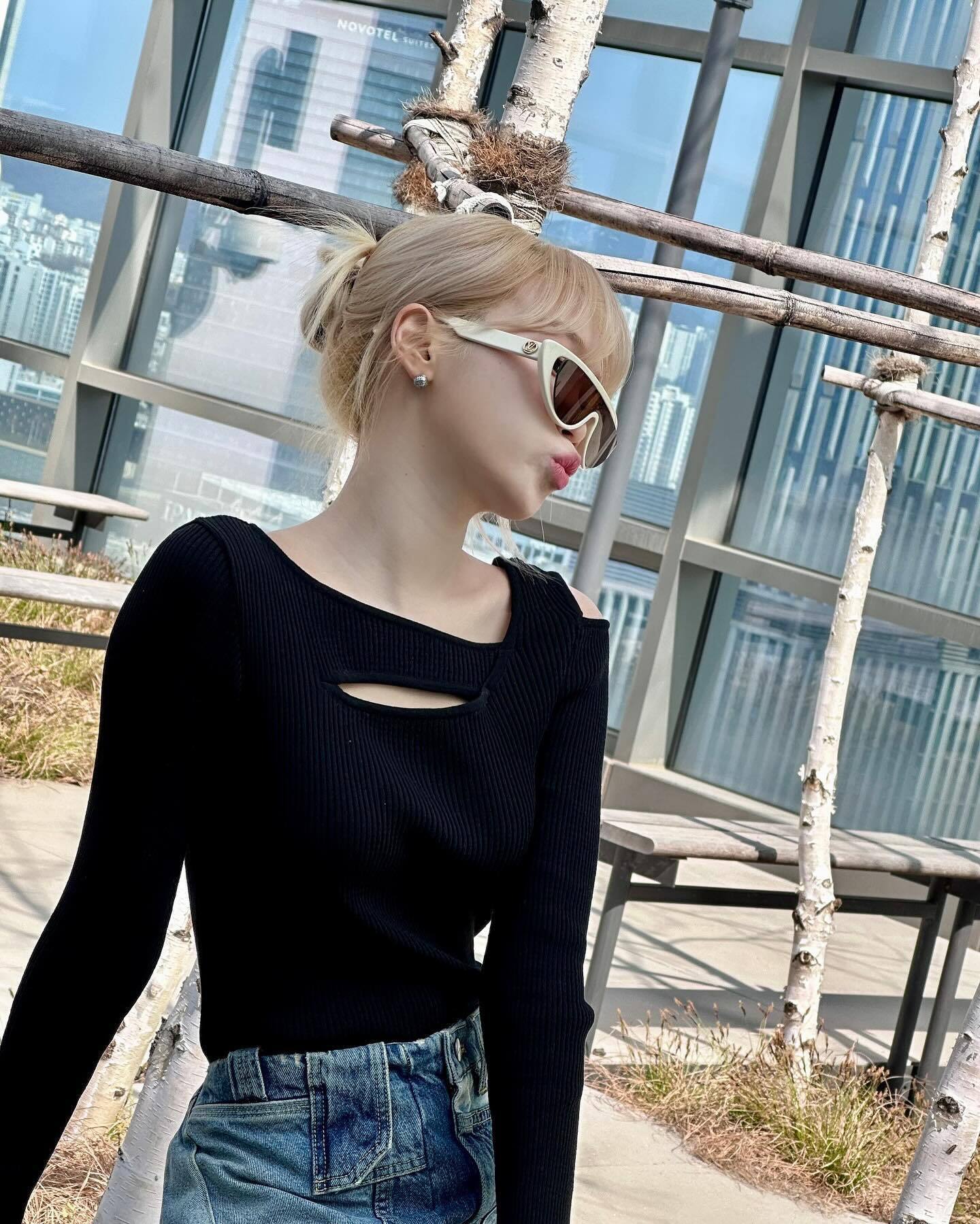 ☆LE SSERAFIM チェウォン 着用！！【LOEUVRE】Cut-out Knit Pullover