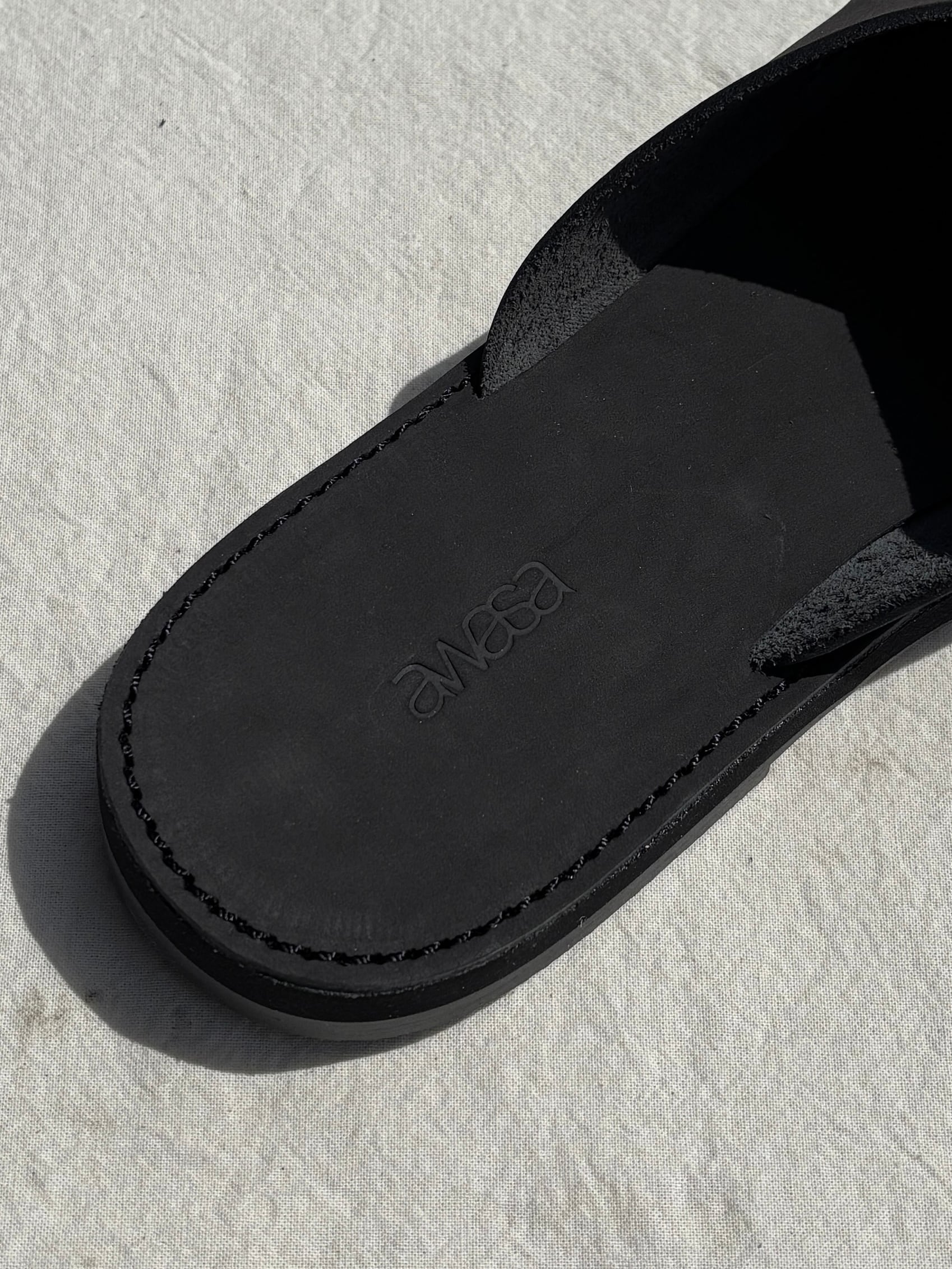 awasa / ヌバックオープントゥサンダル (BLACK) | THE MODERN AGE