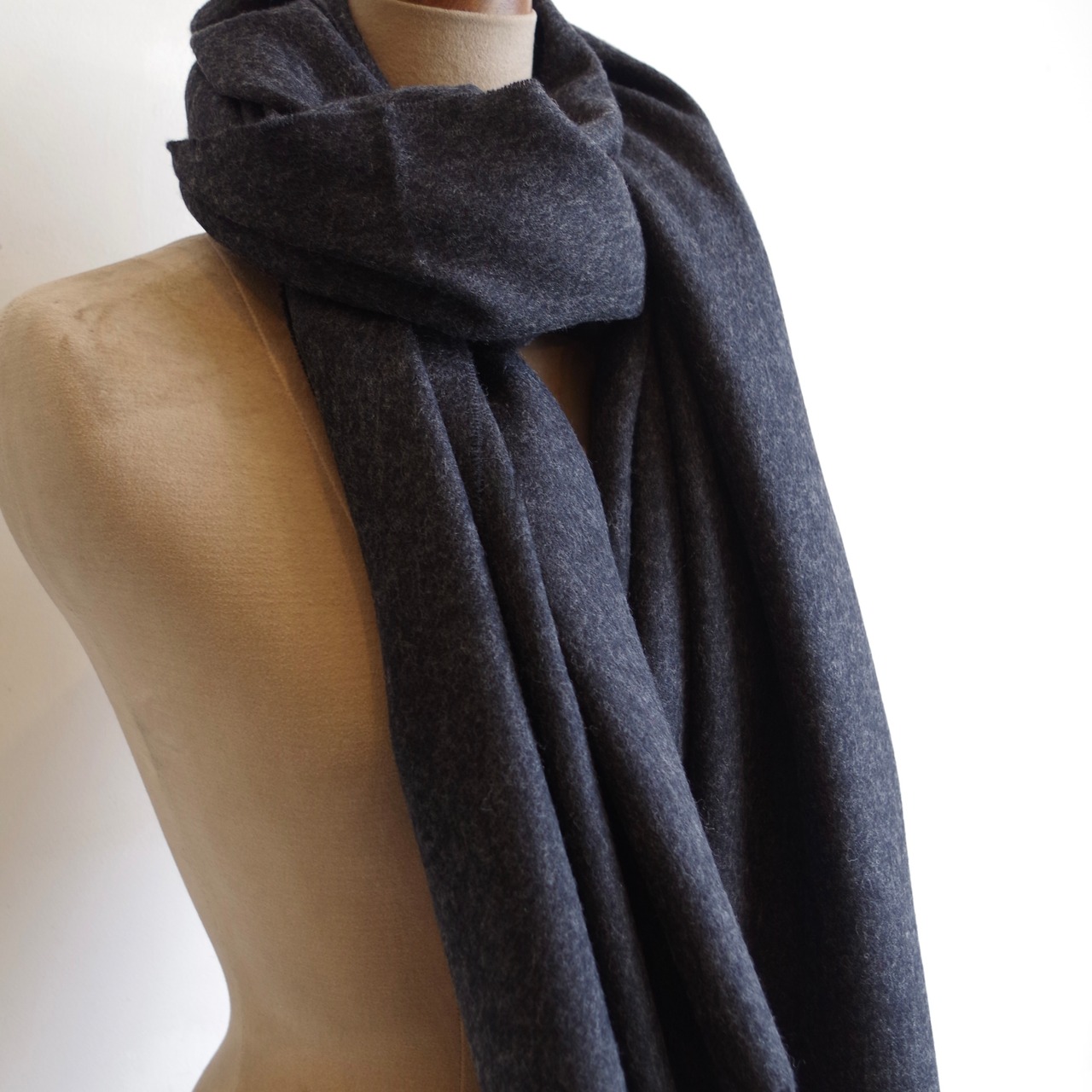Bronte by Moon　Merino Wool Plain Shawl
