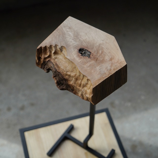 一枚板のミニサイドテーブル No.8 樹種：トチ