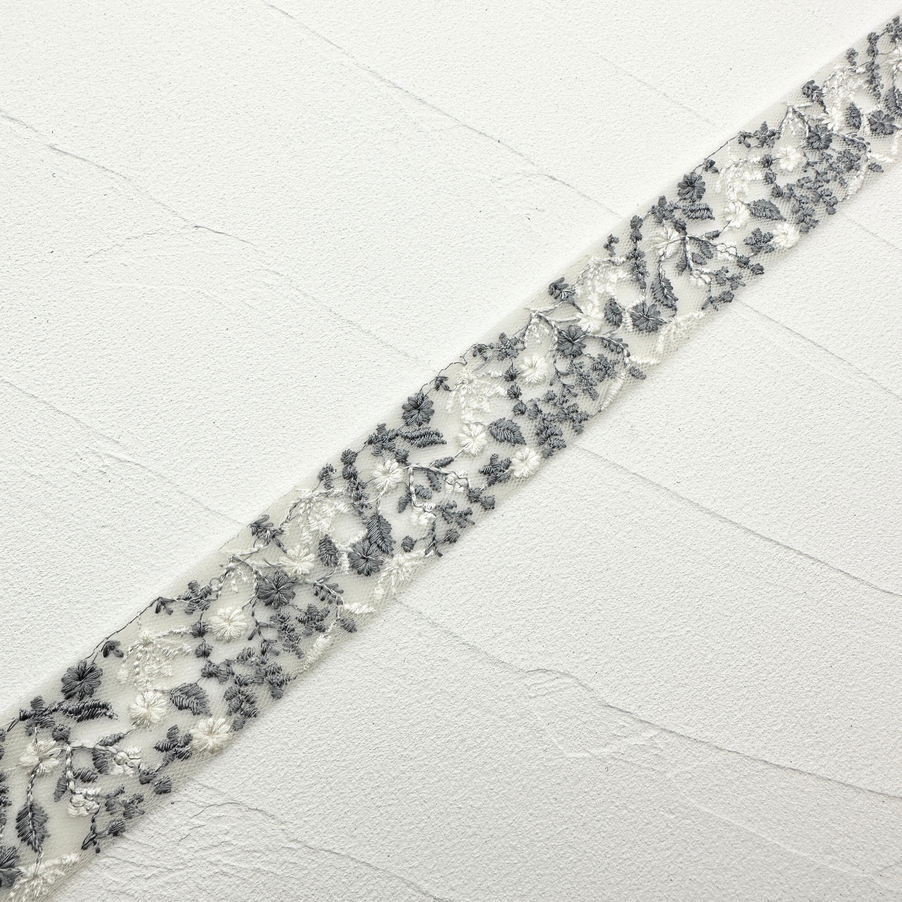 美品✨45R ku・Ra・siバンダナ刺繍ポンチョ　グレー　花柄 レースのお店 ななか ☆【刺繍のキレイな日本製】4.4m！幅18.5