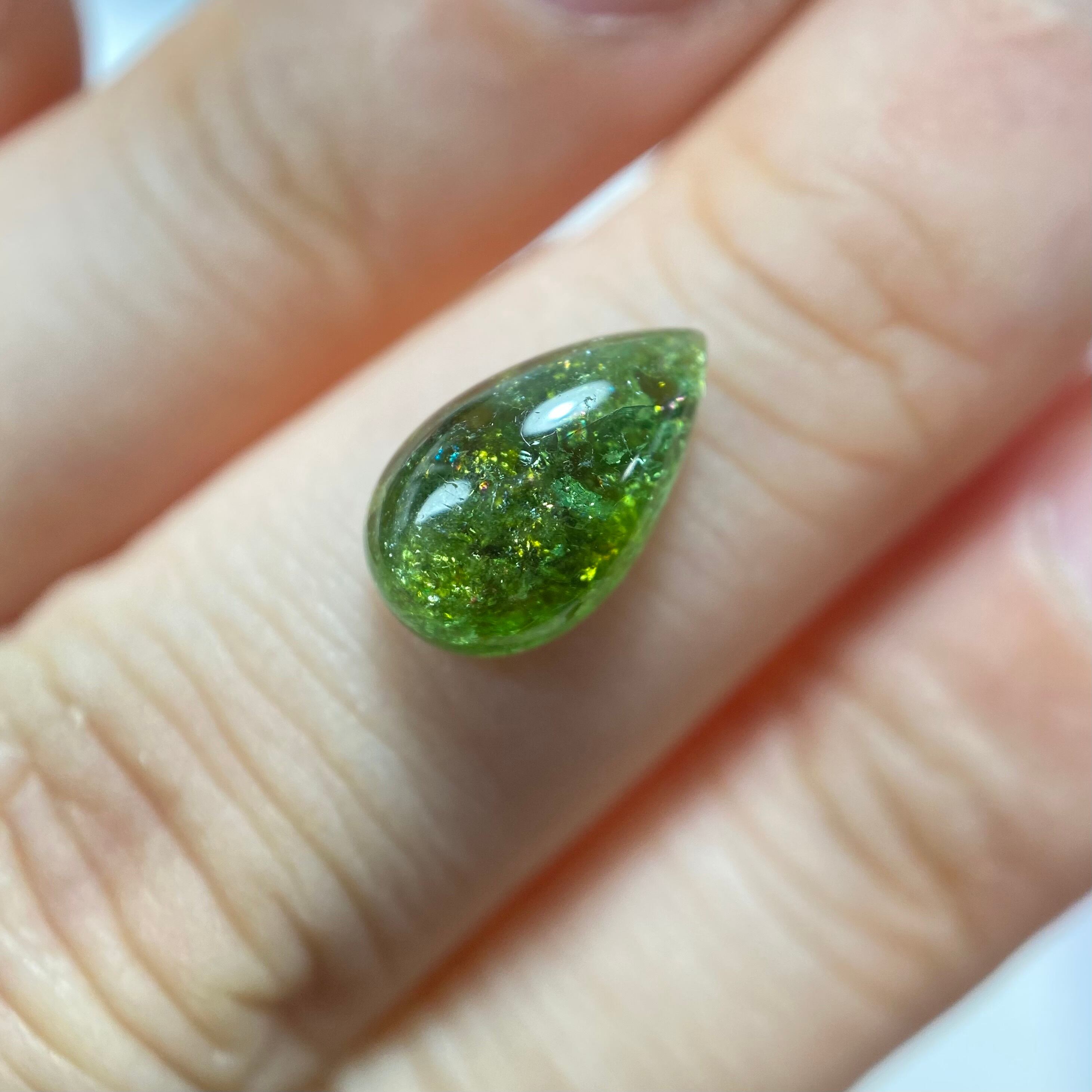 生命力感じるイリデッセンス入りトルマリン