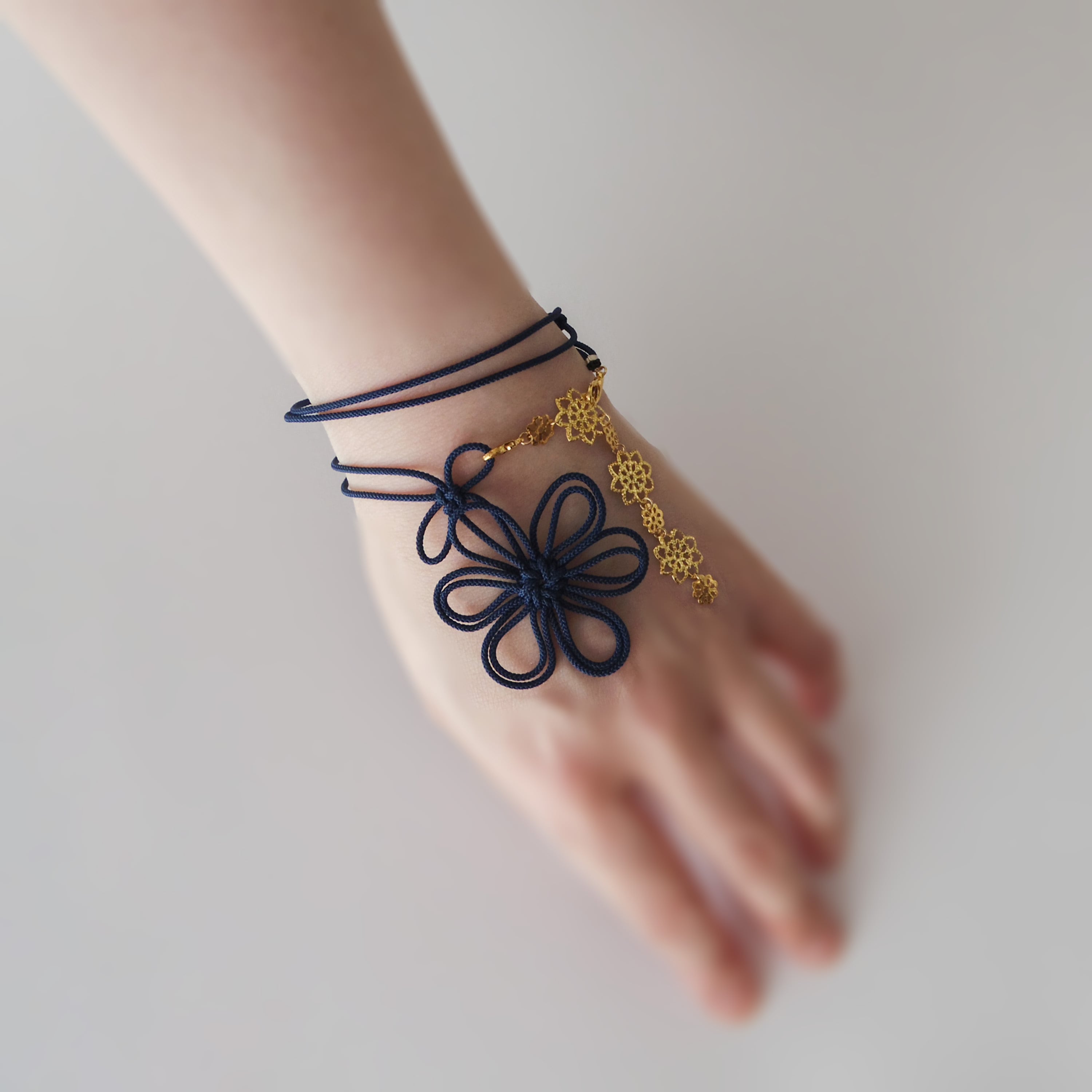 飾り結びブレスレット「怜悧の花」【和風・2重巻】浴衣や着物、洋装にも。