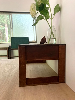 味わいのある古い文机