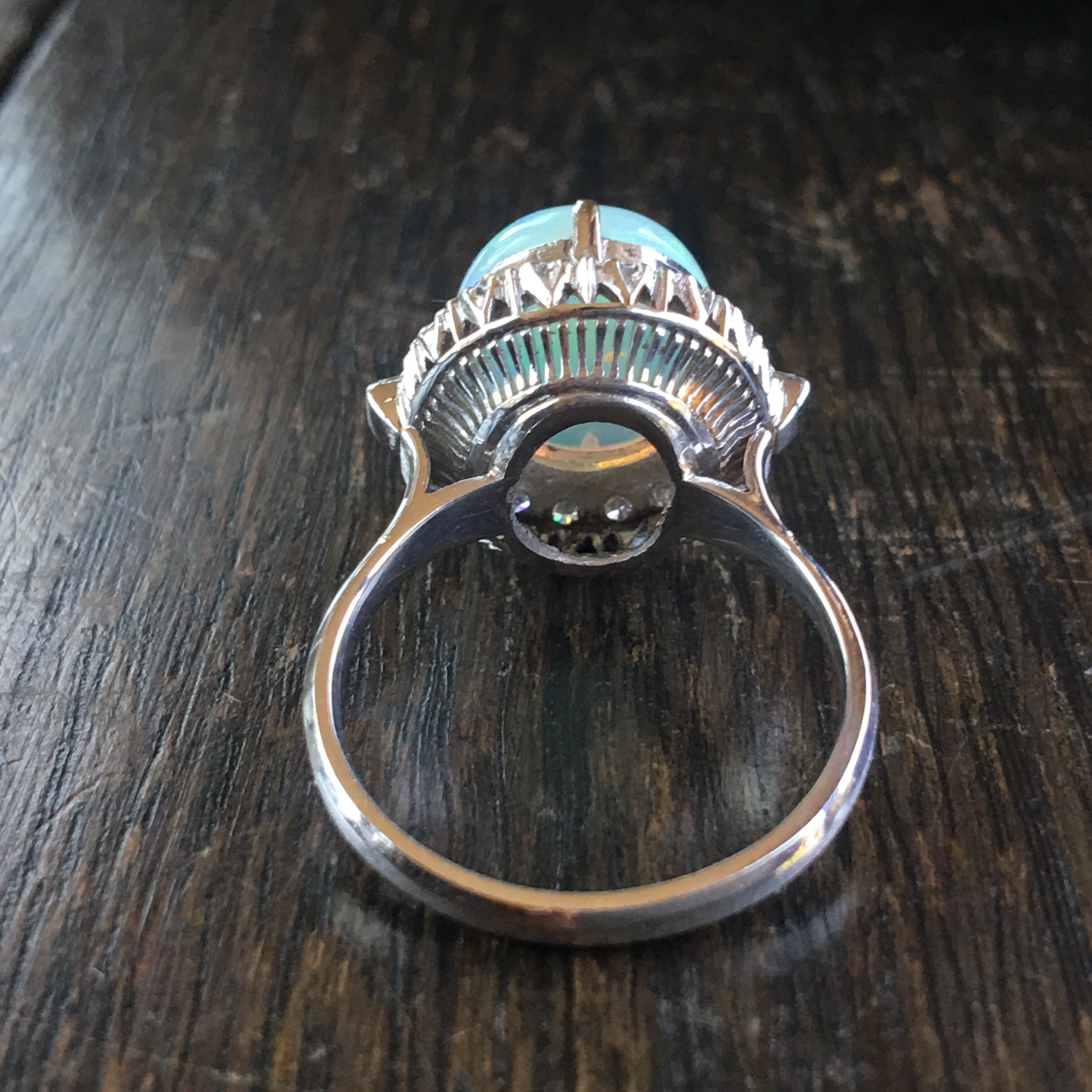 ヴィンテージ PTホワイトオパールにダイヤ取り巻きリング