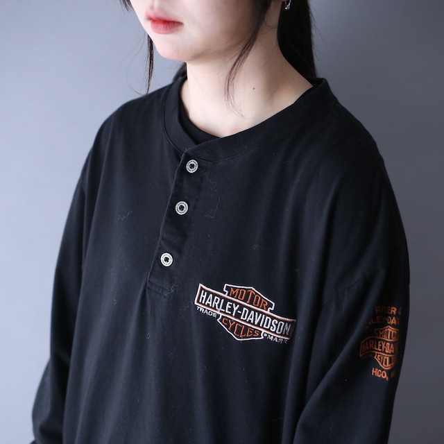 "HARLEY-DAVIDSON" 刺繍 front and back logo design over silhouette l/s tee
