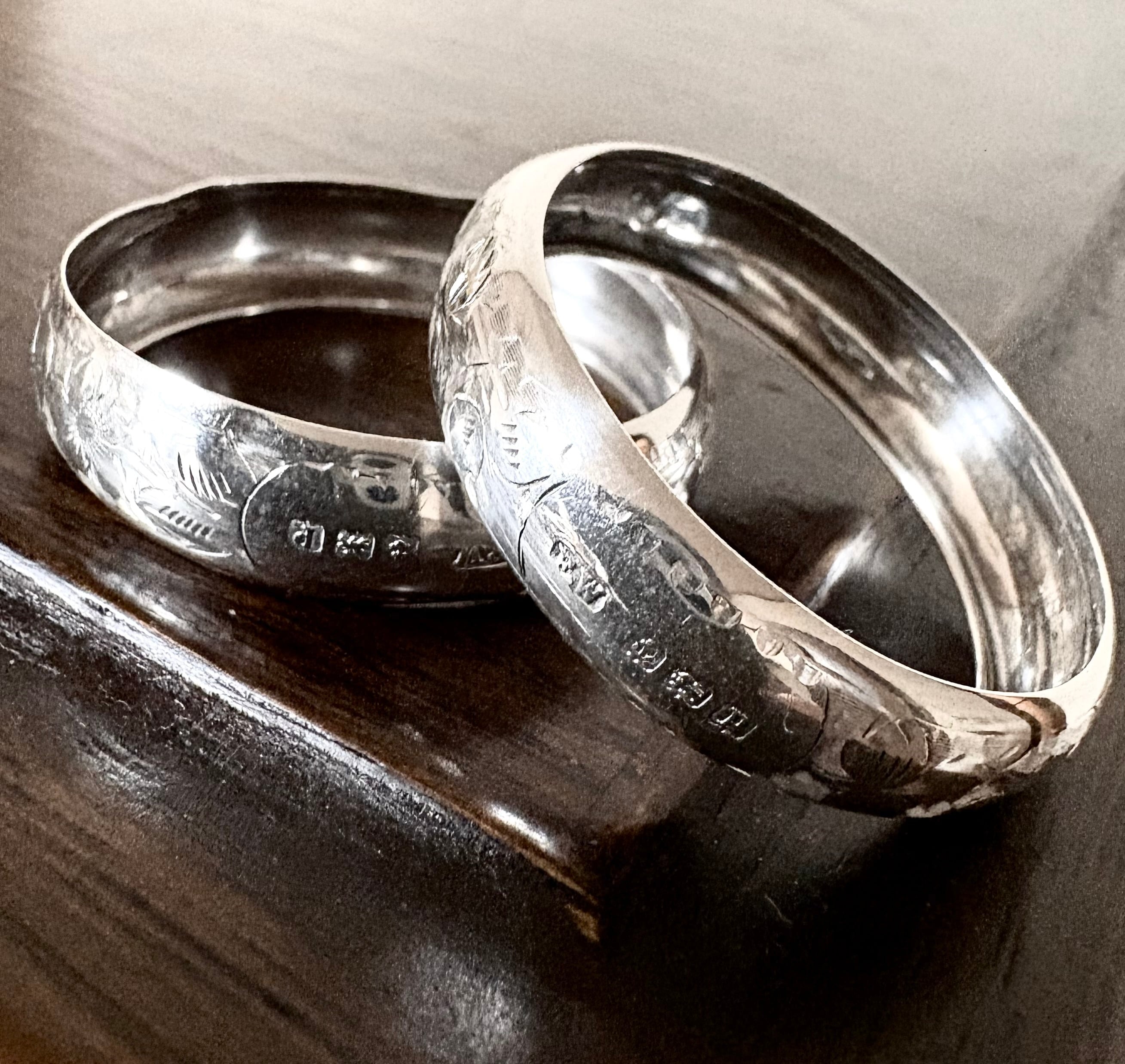 英国アンティーク シガレットケース 喫煙具 両面彫金 唐草模様