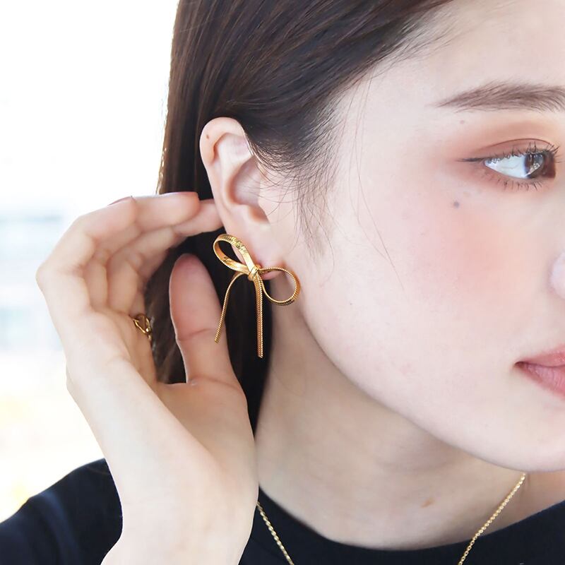 ネコポス便】ピアス リボンピアス M 幅広 アシメ 大ぶり 大きめ
