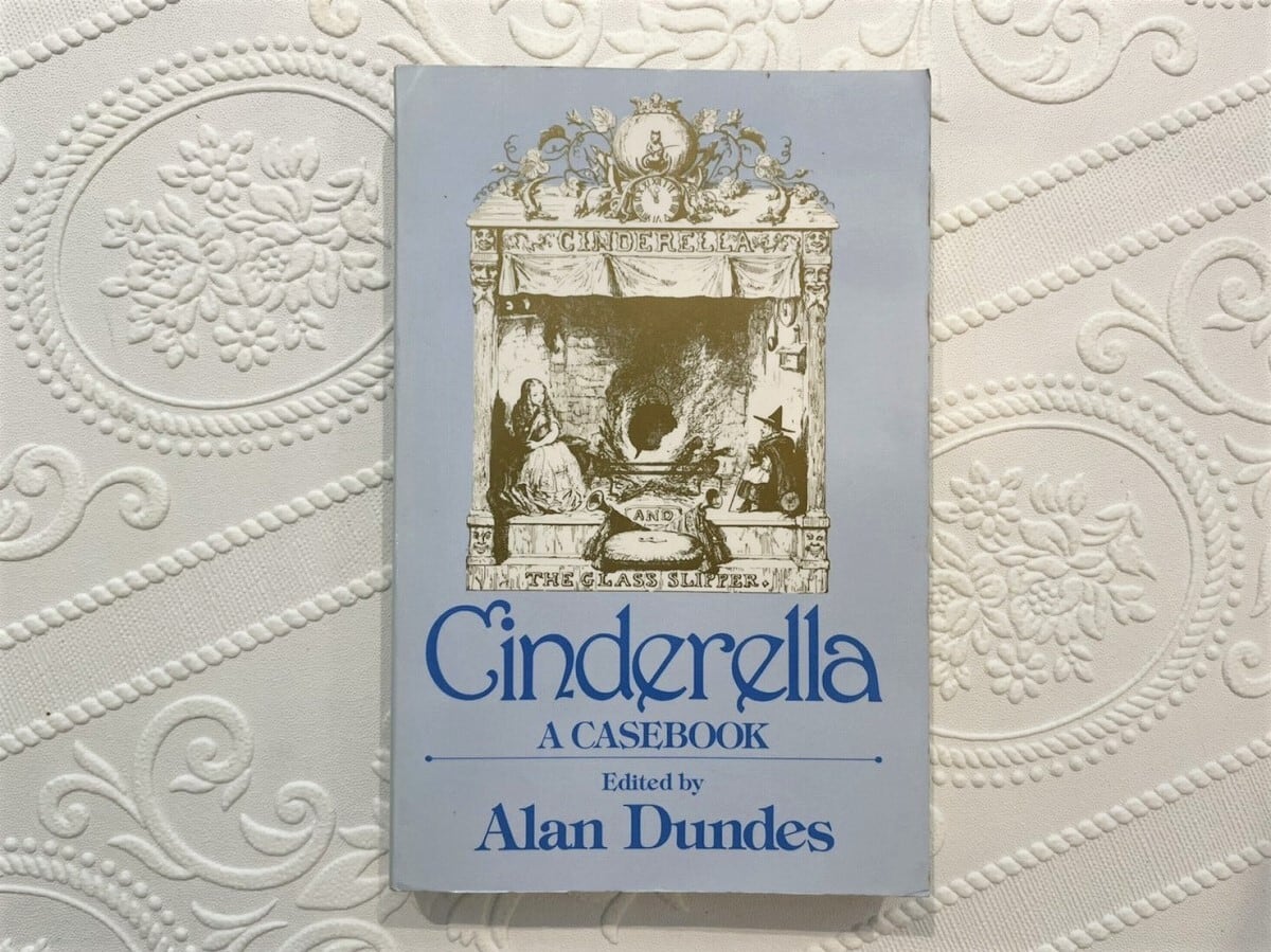 【DP204】Cinderella: A Casebook / picture book