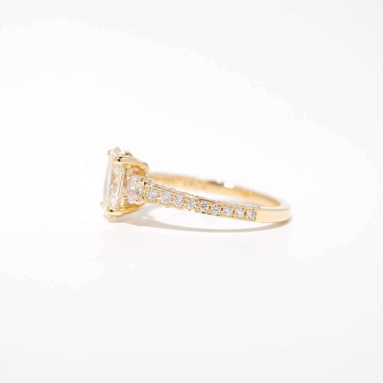 オーバルカット ダイヤモンド デザインリング K18 / VLY / IF / 1.011ct / 0.189ct / 0.510ct