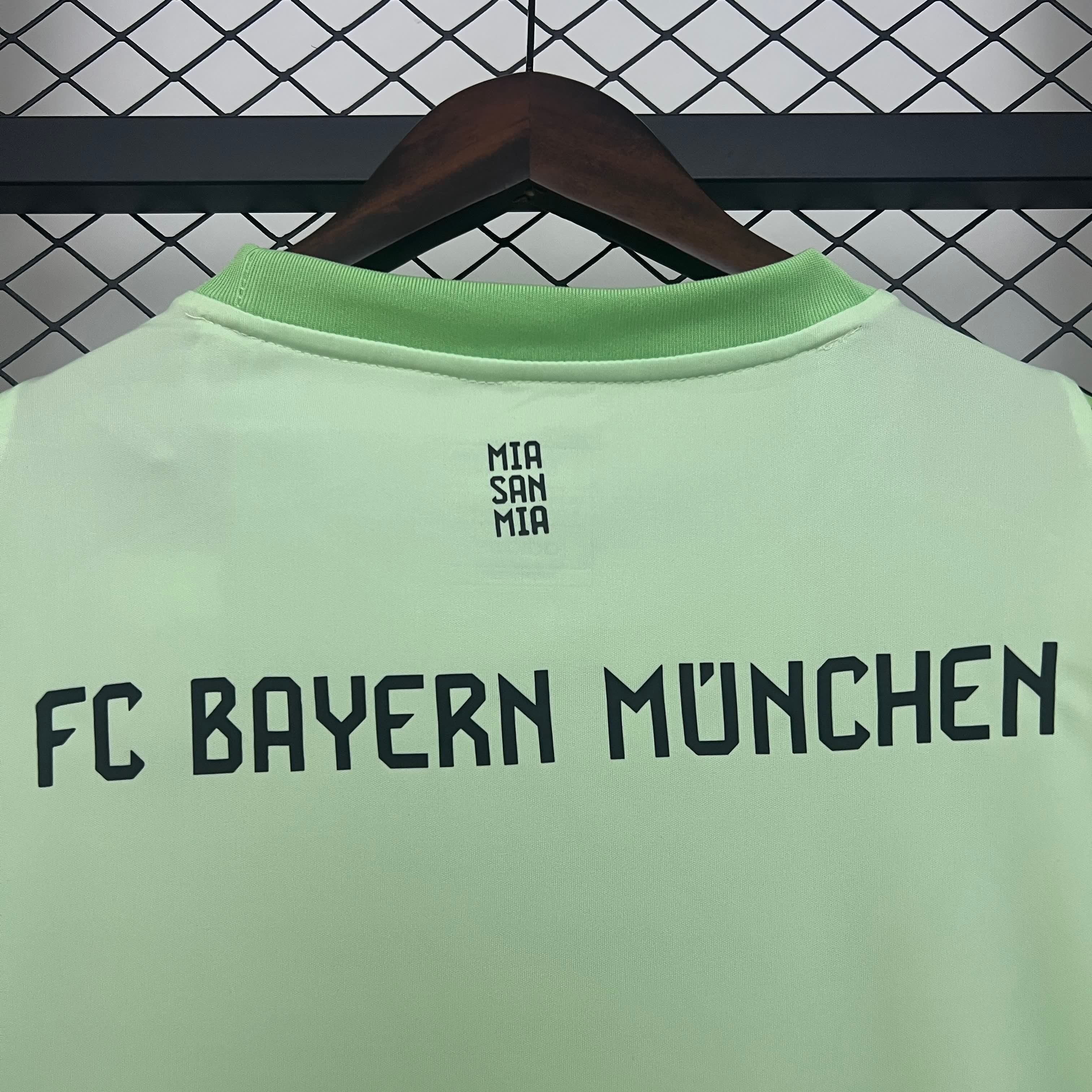 25-26 Bayern Munich Goalkeeper Green Jersey バイエルン ミュンヘン