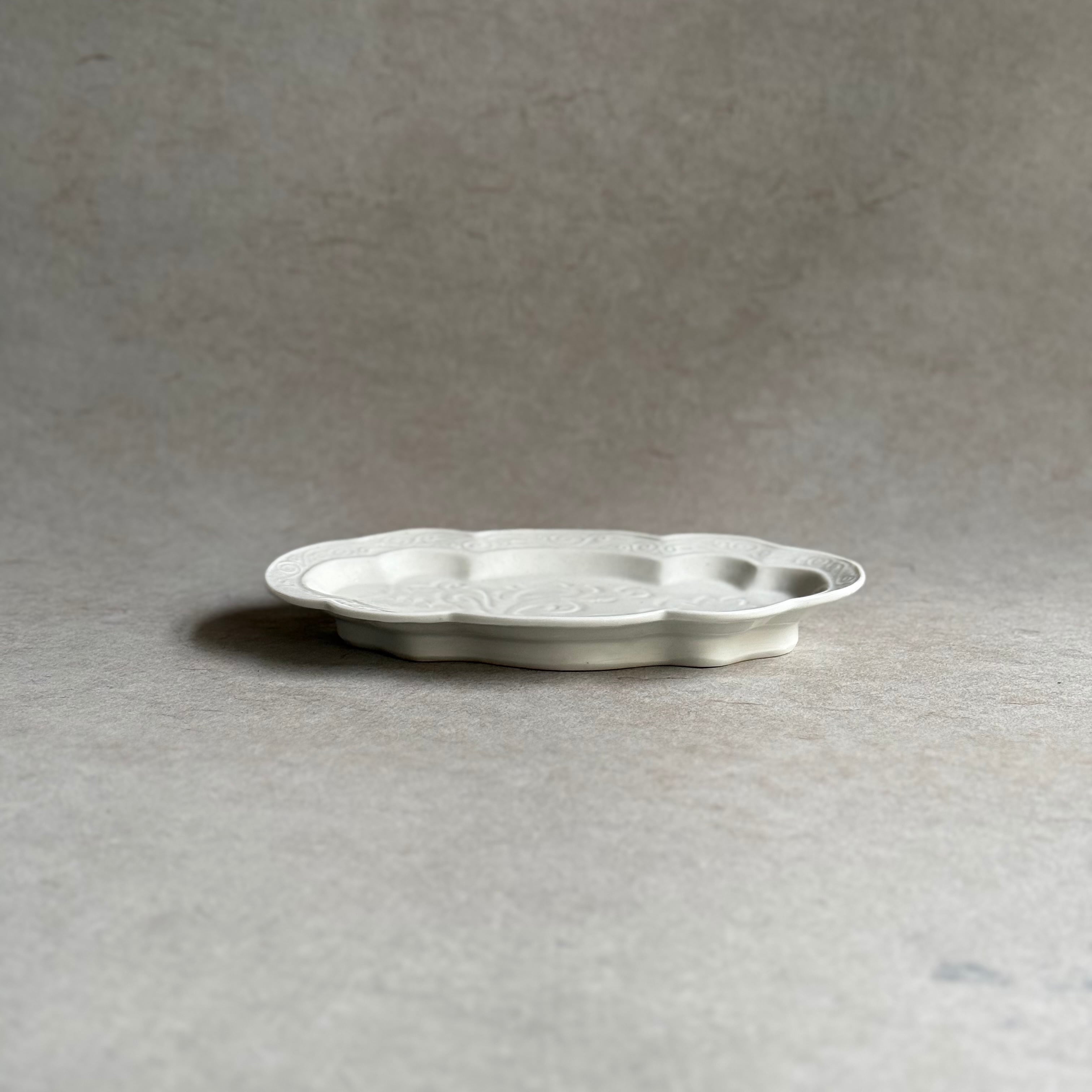 豊増一雄 白瓷刻花海棠式皿 | gallery 一白