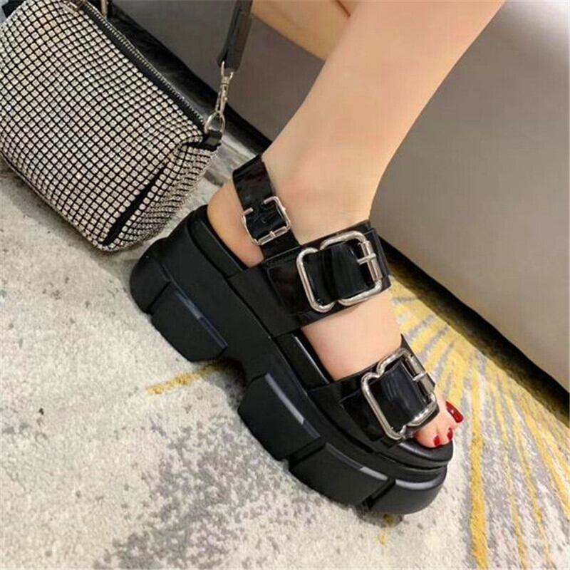 【新作】【送料無料】 厚底サンダル女性夏新ベルトメタルバックルレザー防水プラットフォームオープントゥウェアハイトニングシューズ 靴 サマー 夏物 ハーネス 10b356906683775