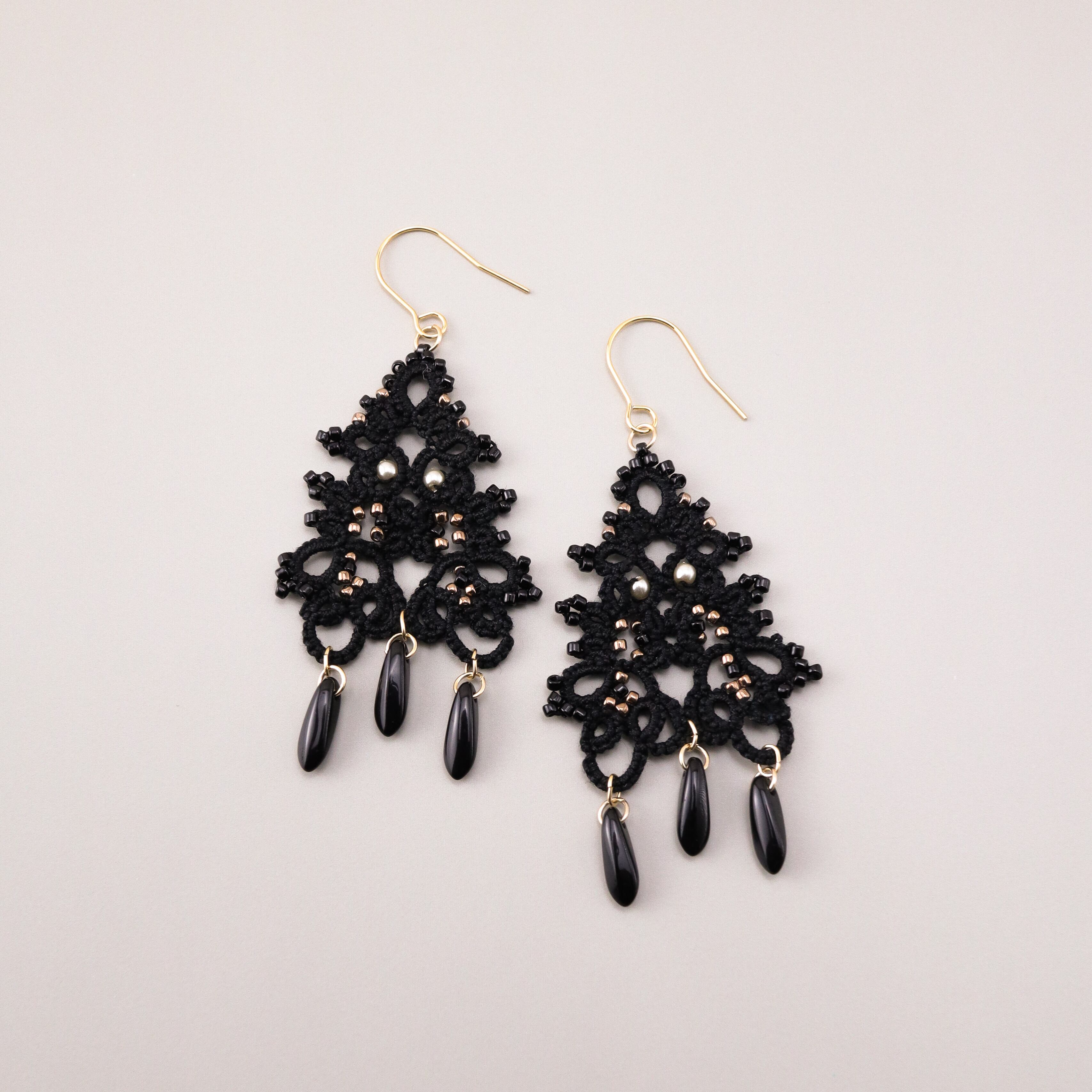 タティングレースとビーズのピアス Chandelier＜シャンデリア＞ Black ※イヤリングに変更可