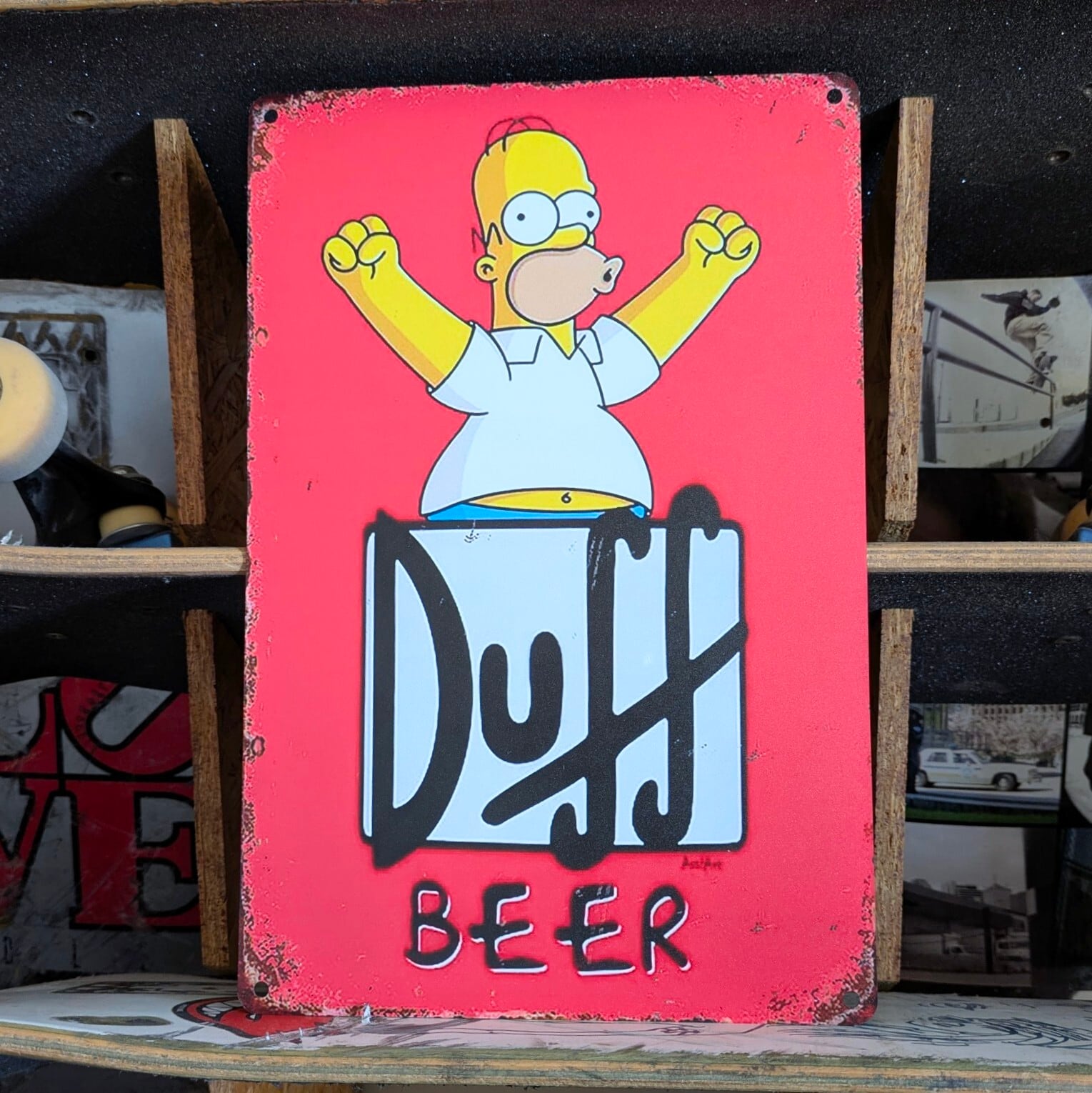 送料無料!ちょうどいいブリキ看板【 The Simpsons ( シンプソンズ )】『 ホーマー・シンプソン Duffビール 』 METAL SIGN / メタルサイン / ブリキ看板 / サインボード / ビンテージ加工 〚アメリカン雑貨 アメトイ〛