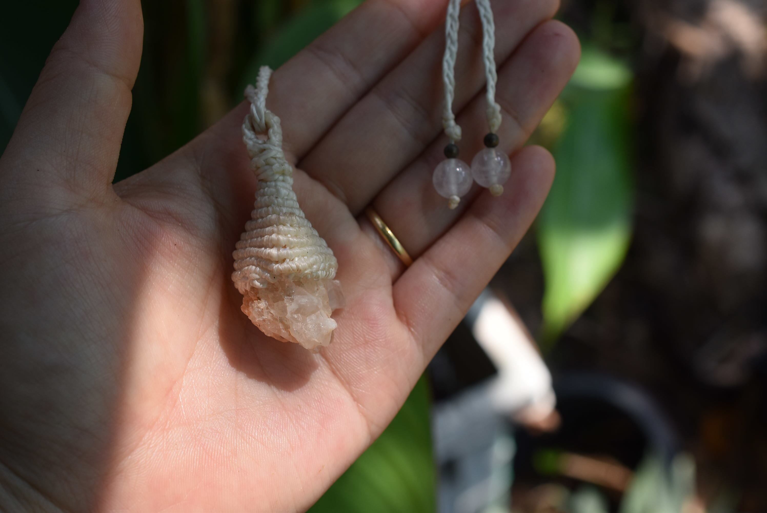 小さな粒とクリスタル★マクラメ ペンダントcry003