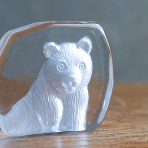 笑顔でこちらを見つめる、ガラスのクマ