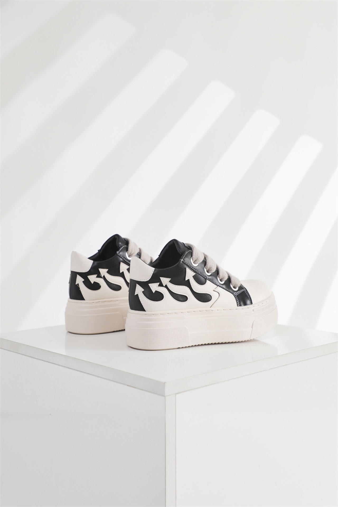 【最短即日発送】身長高見え設計｜主張しすぎないアロウローカットスニーカー(SHS00050)