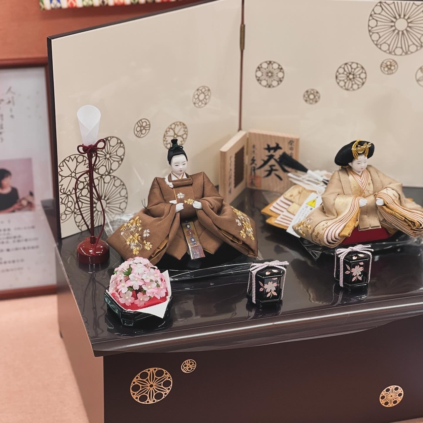 収納飾り | 久月 x 柴田八千代 かすみ桜刺繍 | ダークブラウン モダン