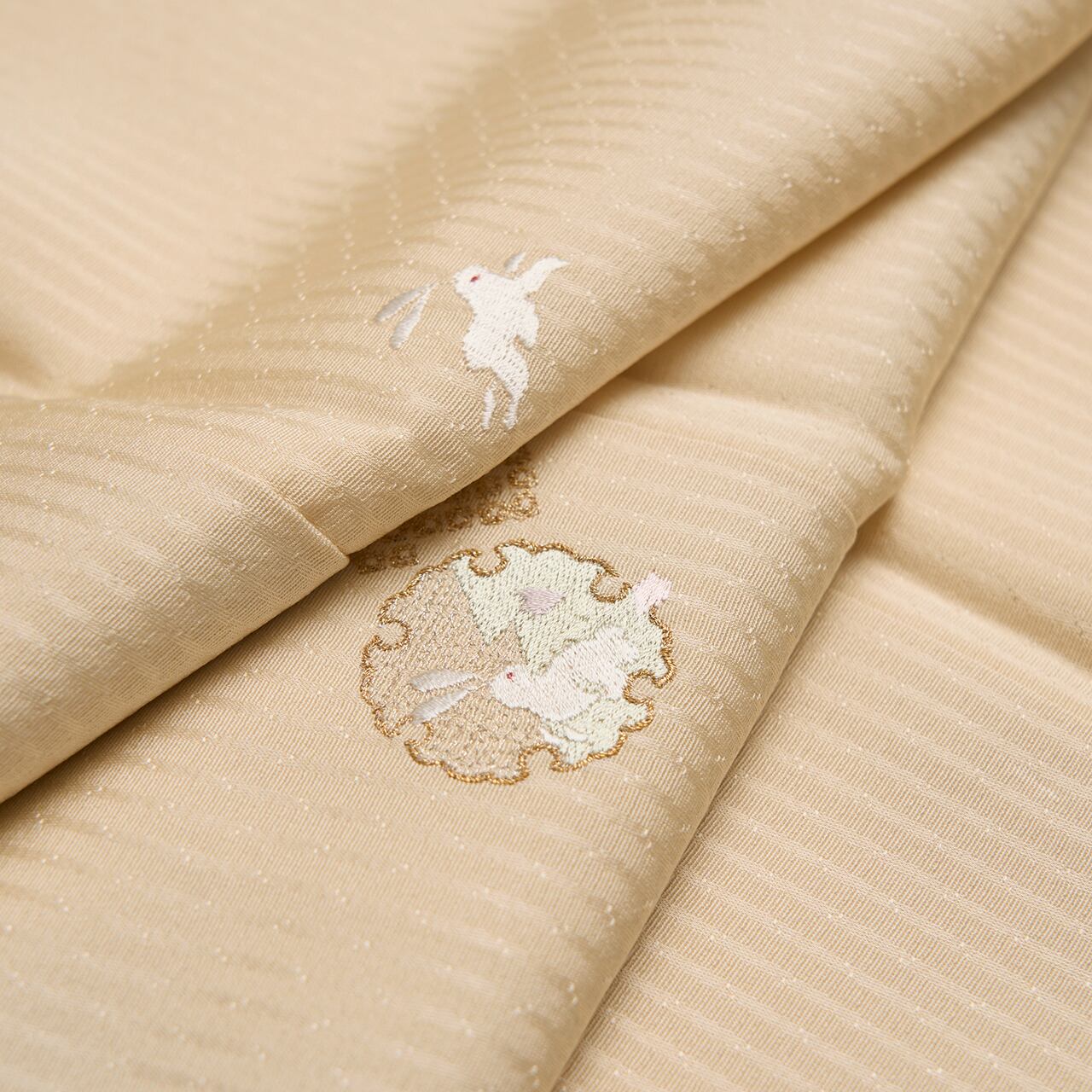 雪輪とうさぎと月の模様 刺繍小紋 袷着物【中古】 | かわの屋