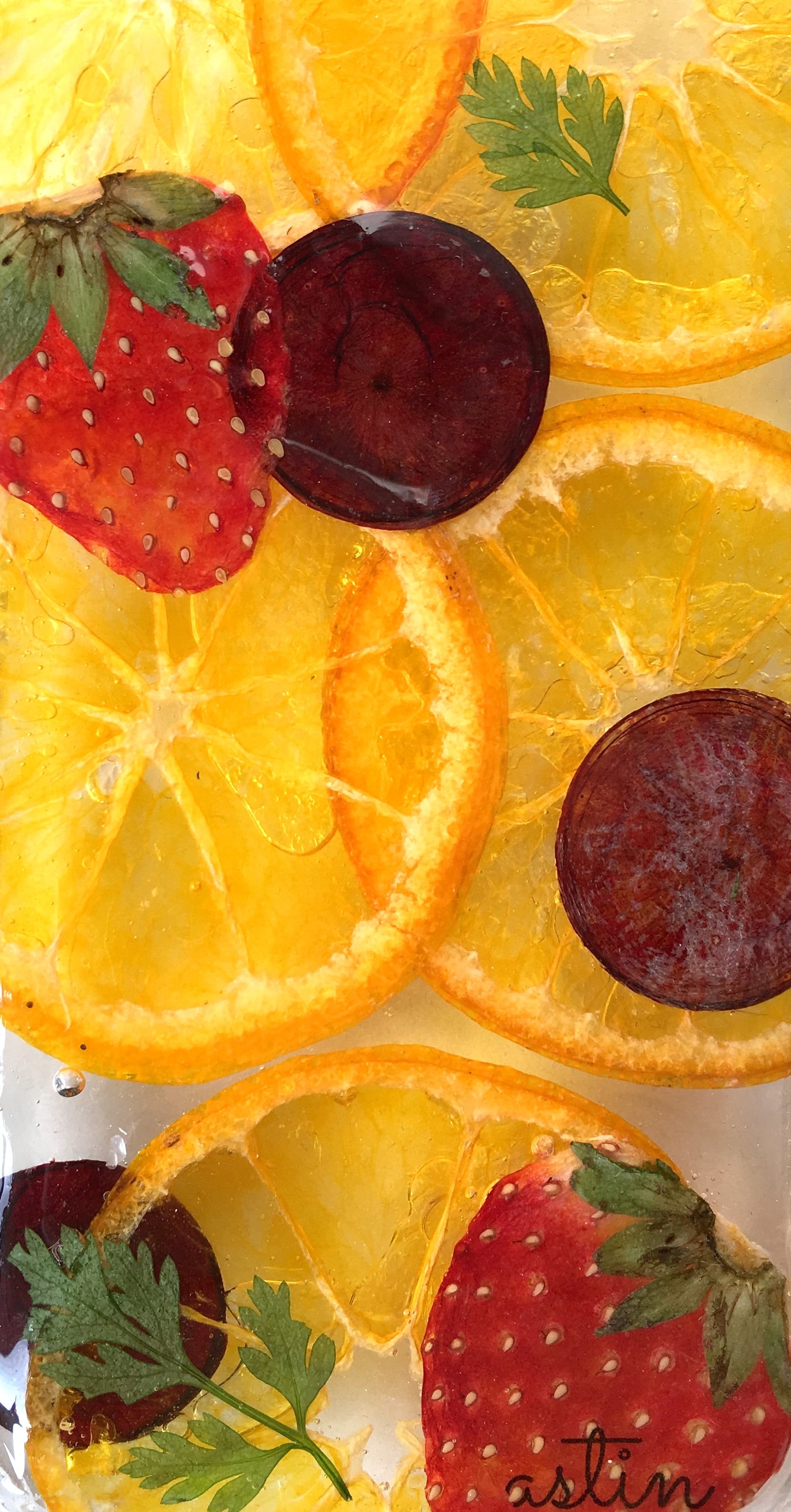 ぶどうと果物 押しフルーツスマホケース | astin muhler | 押しフルーツスマホケースで通話姿も美しく
