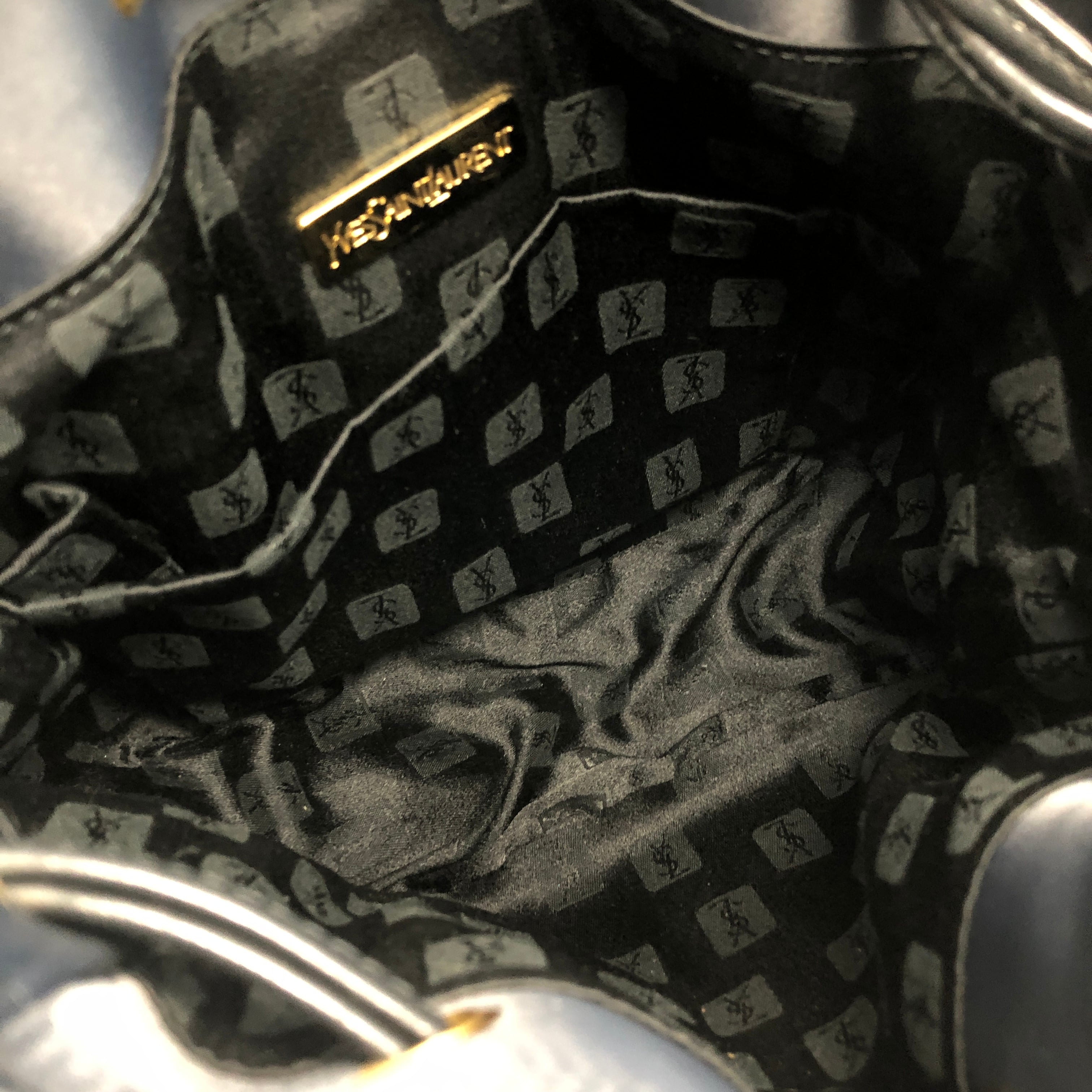 Yves Saint Laurent✨VSL 刺繍ロゴ　ショルダーバッグ　巾着 日本直送 名牌中古包 】Yves Saint Laurent イヴ サンローラン