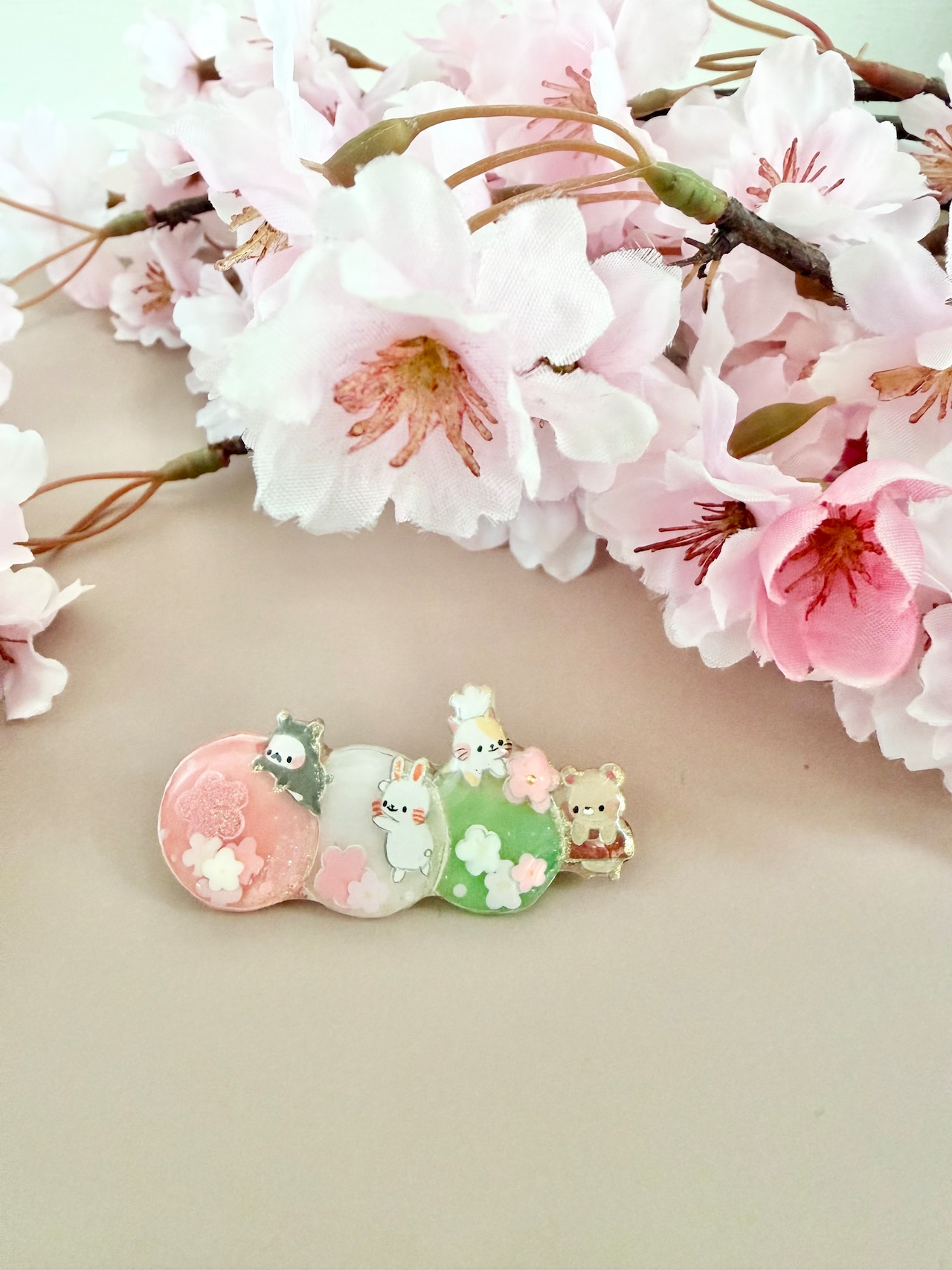 ブローチ『桜も団子も楽しむだる☆』ストーリーカード付き