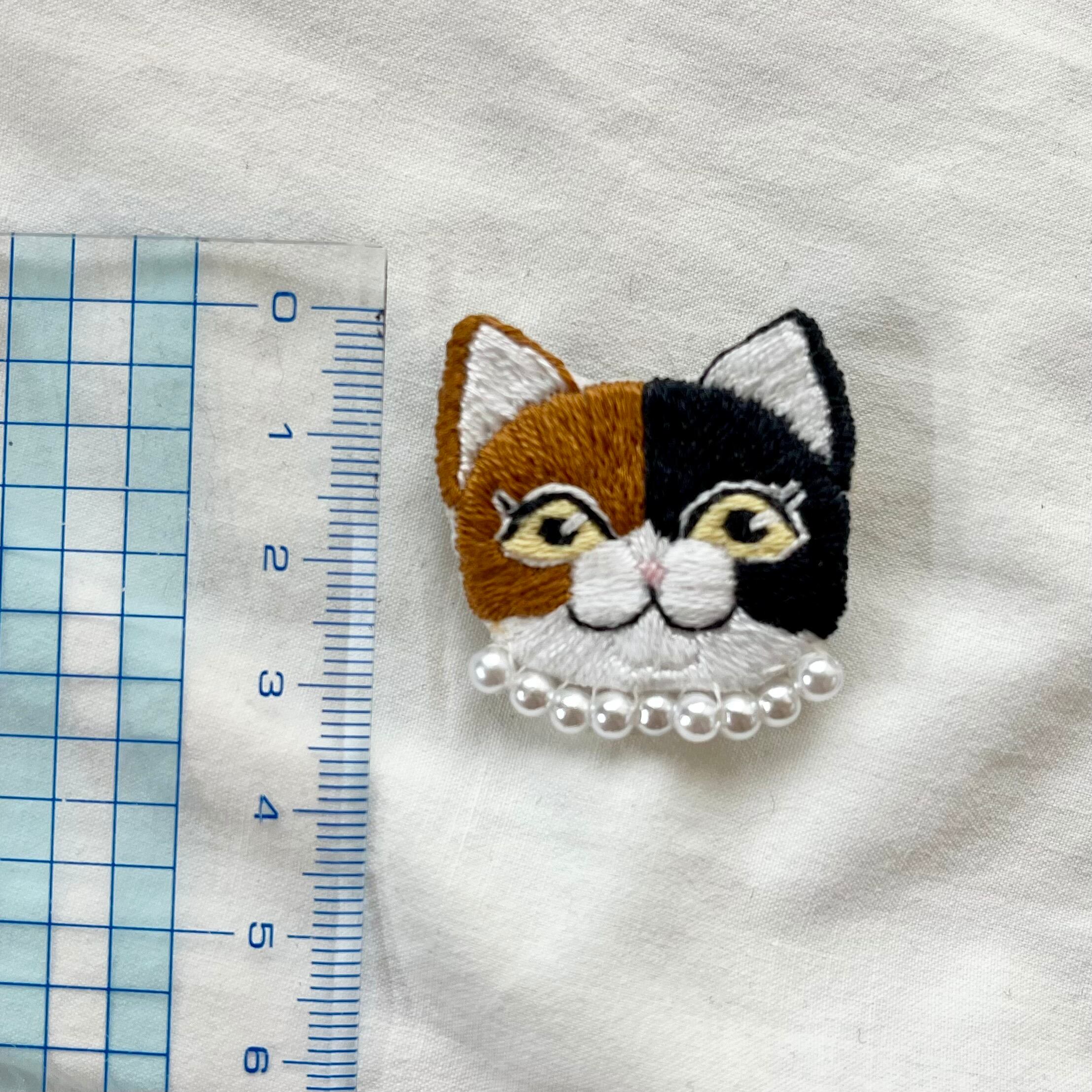 オシャレな猫ちゃん手刺繍ブローチ【三毛猫】 | PAY ID