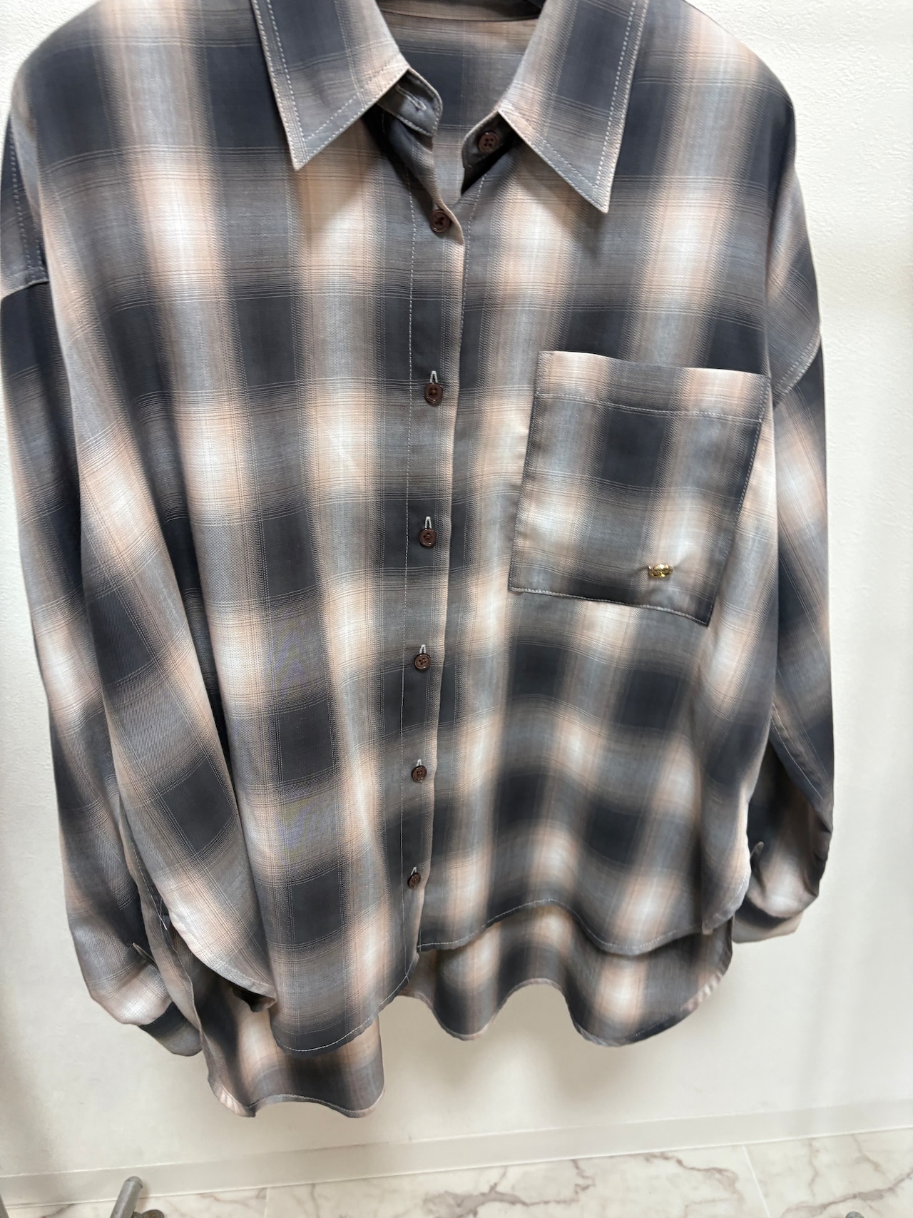 priority チャーム付き　オンブレチェックシャツ　61130