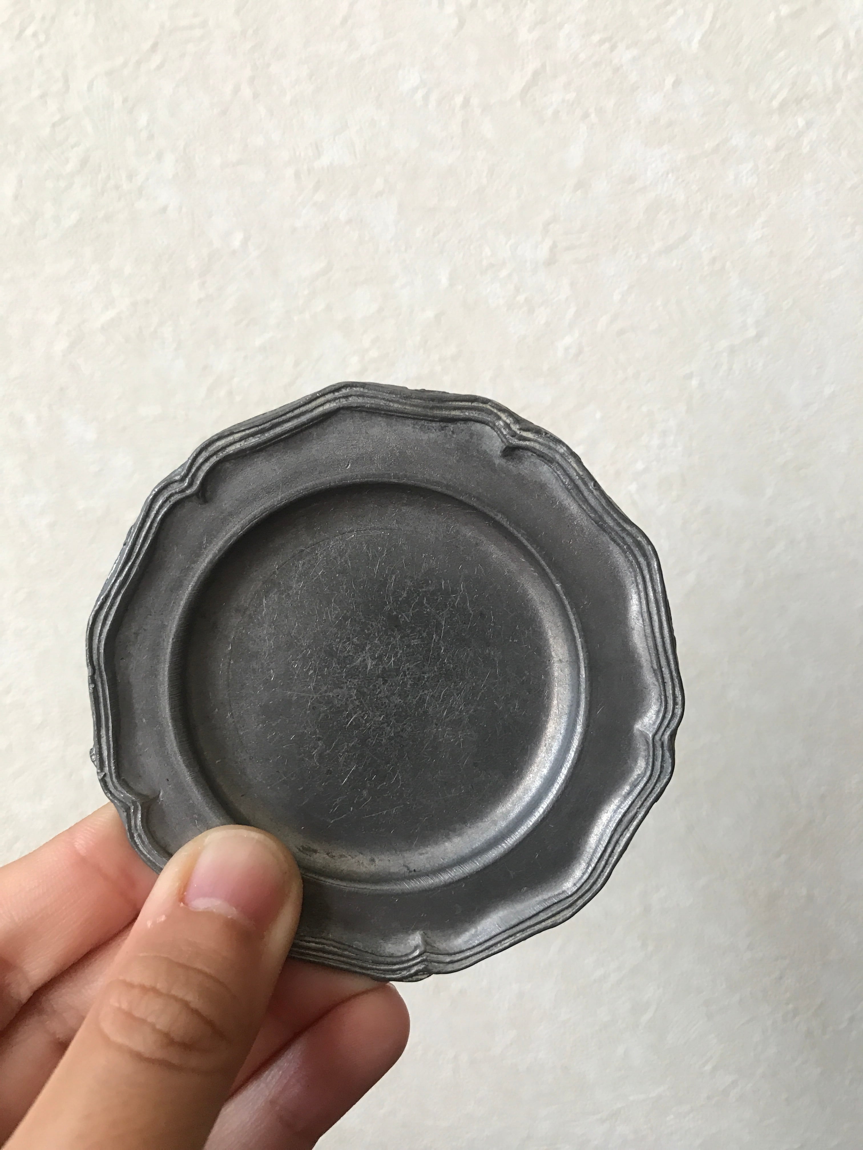 ピューターの直径8cmの花リム皿