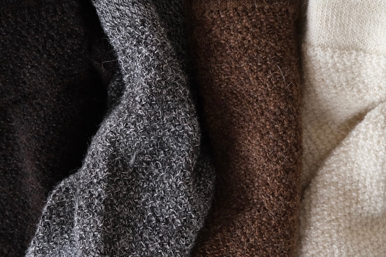 奈良広陵町 yahae (ヤハエ)   “ペルー原産 無染色アルパカ原毛のアーム・レッグ兼用可能ウォーマー“  / 生成り、黒茶、茶、杢グレー / 洗濯可能