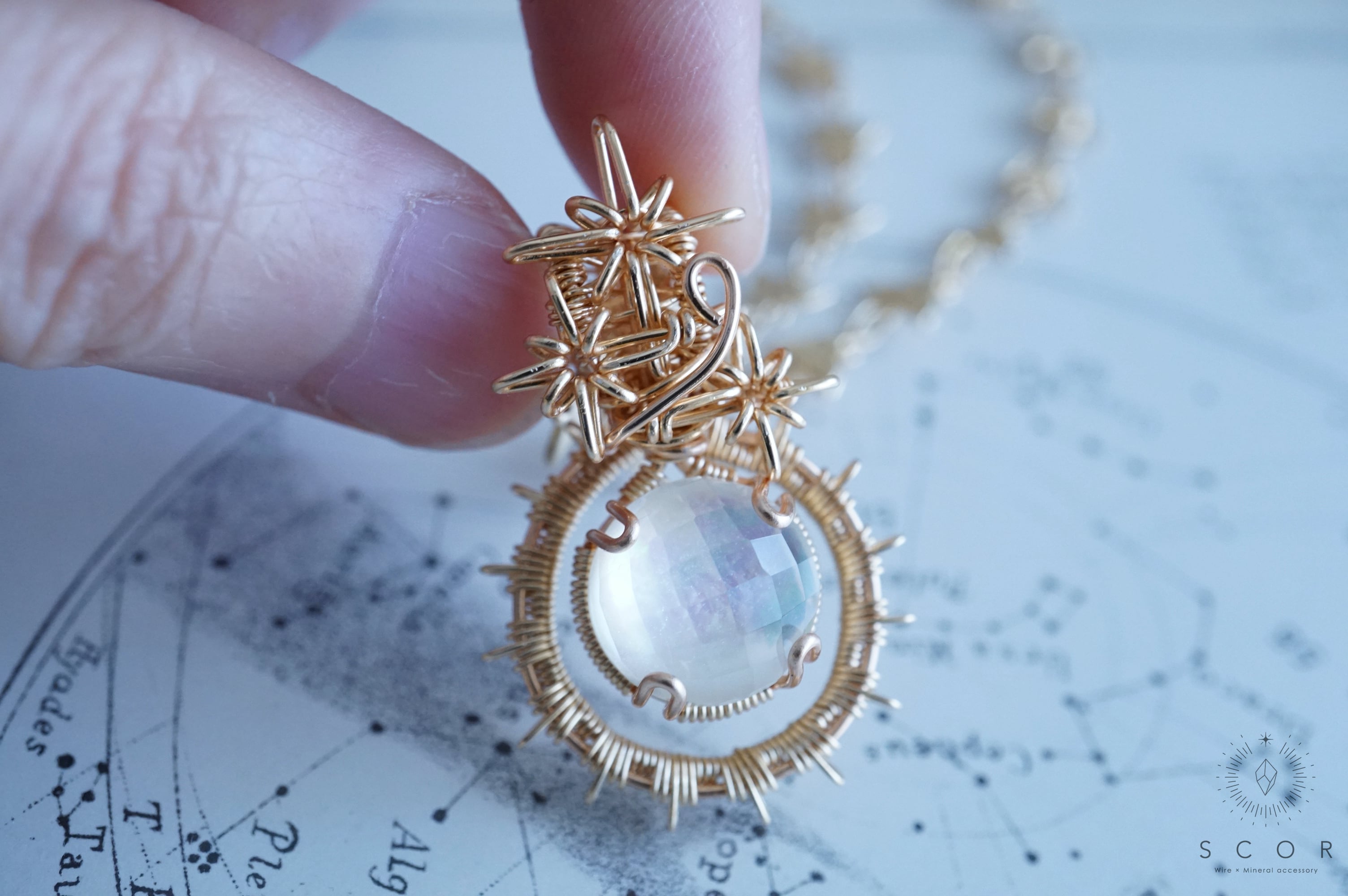 【動画あり】Halo - 極光星 #1 (pt596-q-g)(水晶 × 白蝶貝ダブレット ペンダントトップ)