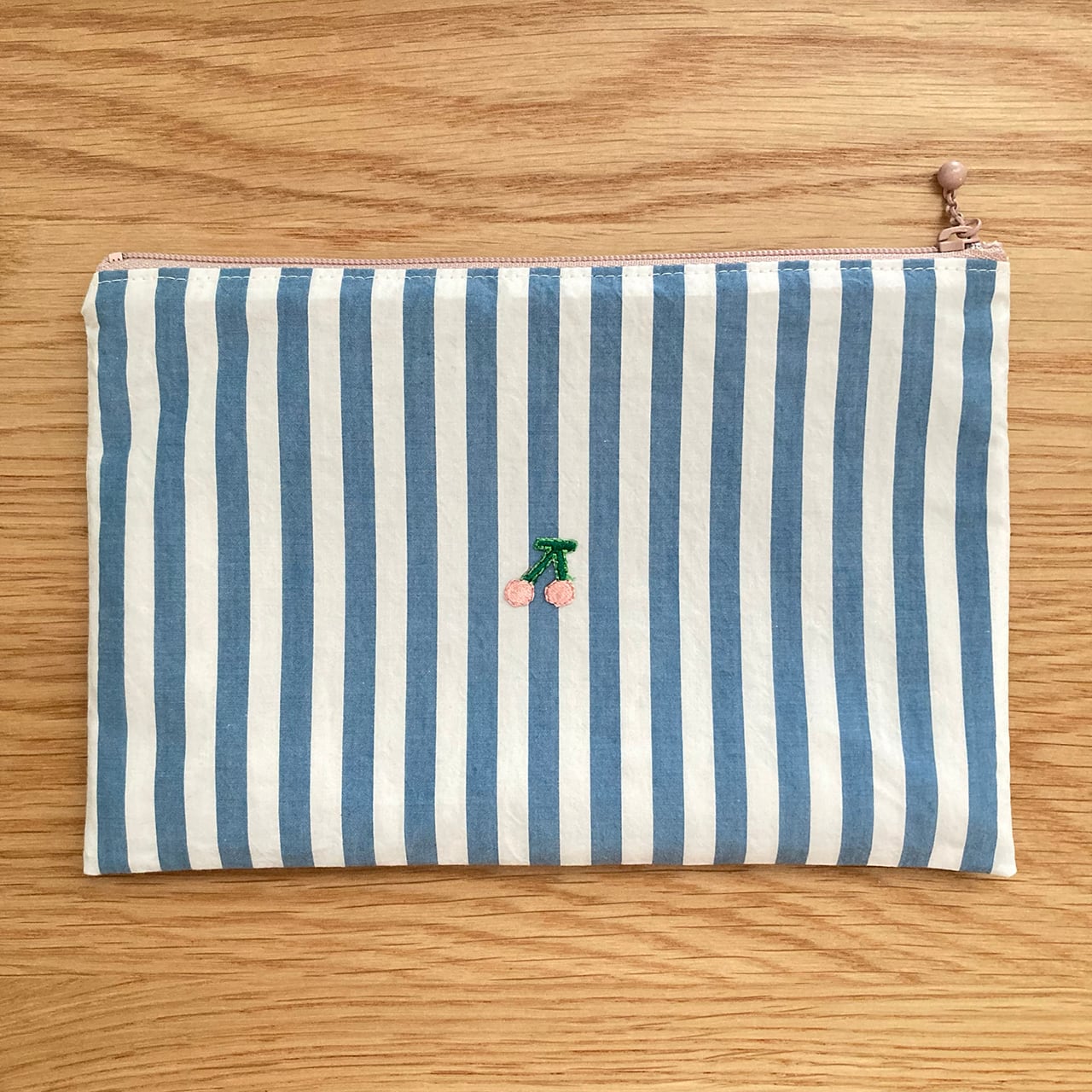 フラットポーチくま（ブルーストライプ）