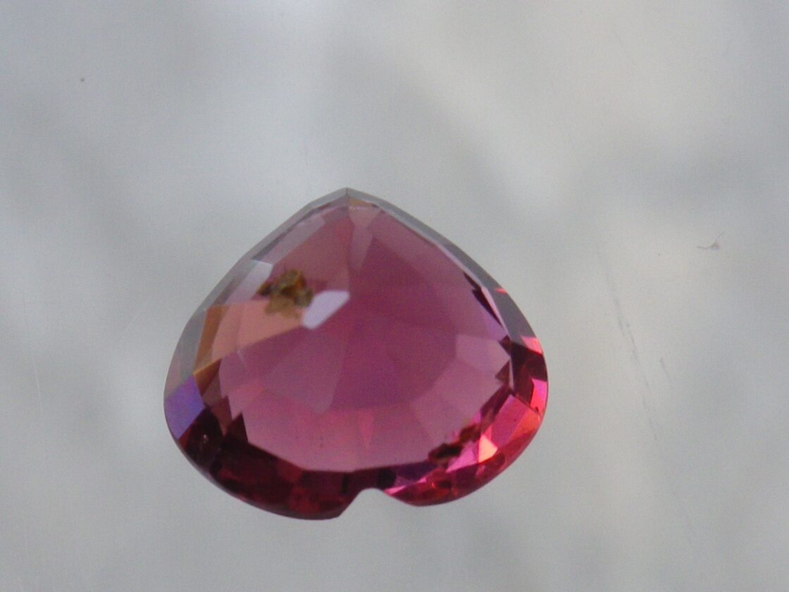 ハートカットのパープリッシュピンクロードライトガーネット 2.08 ct  
