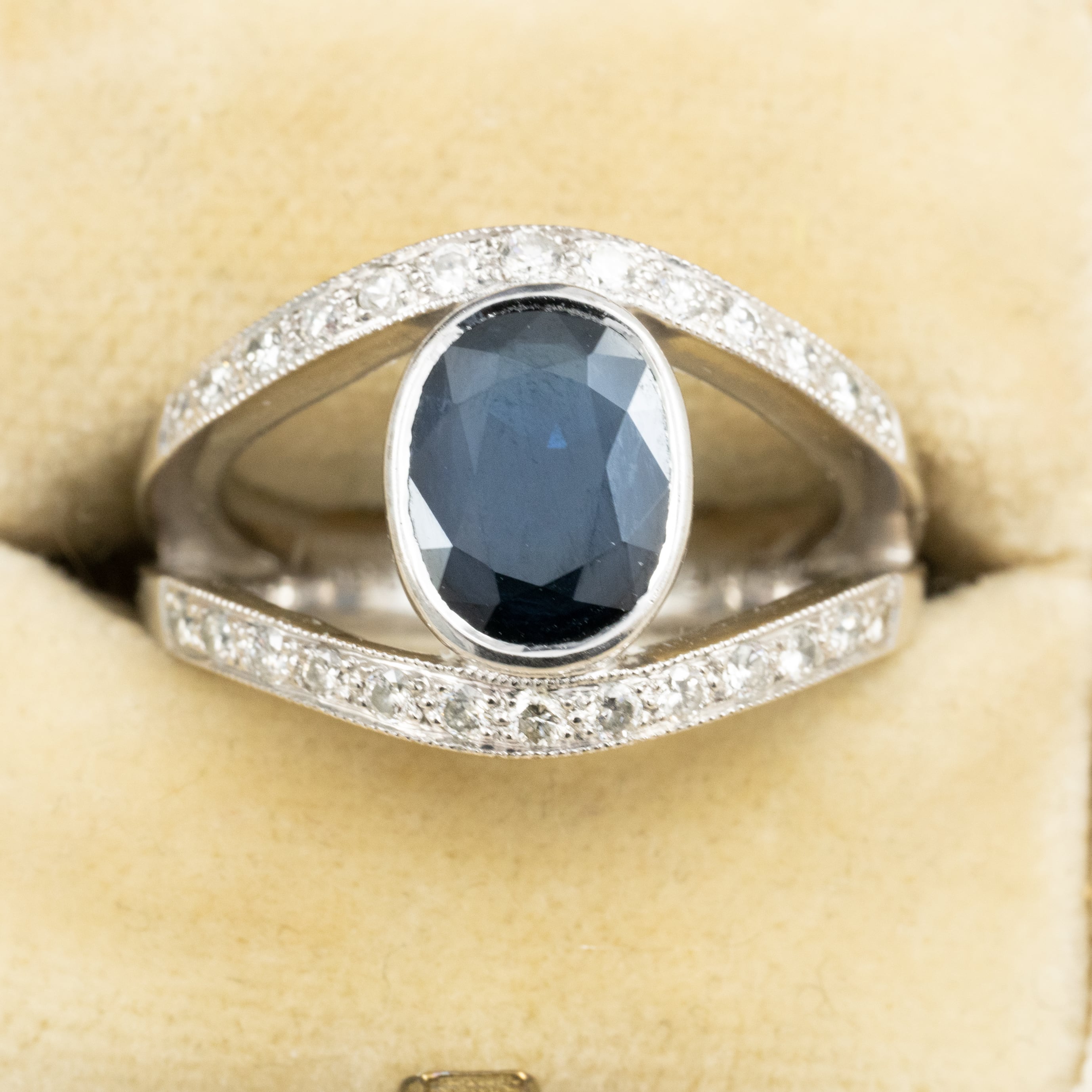 【日本の作品】K18WG サファイア 1.57ct ダイヤモンド 0.36ct 幅広 デザインリング 〜大人ゴージャスな魅力放つクールな一品〜 MR00776