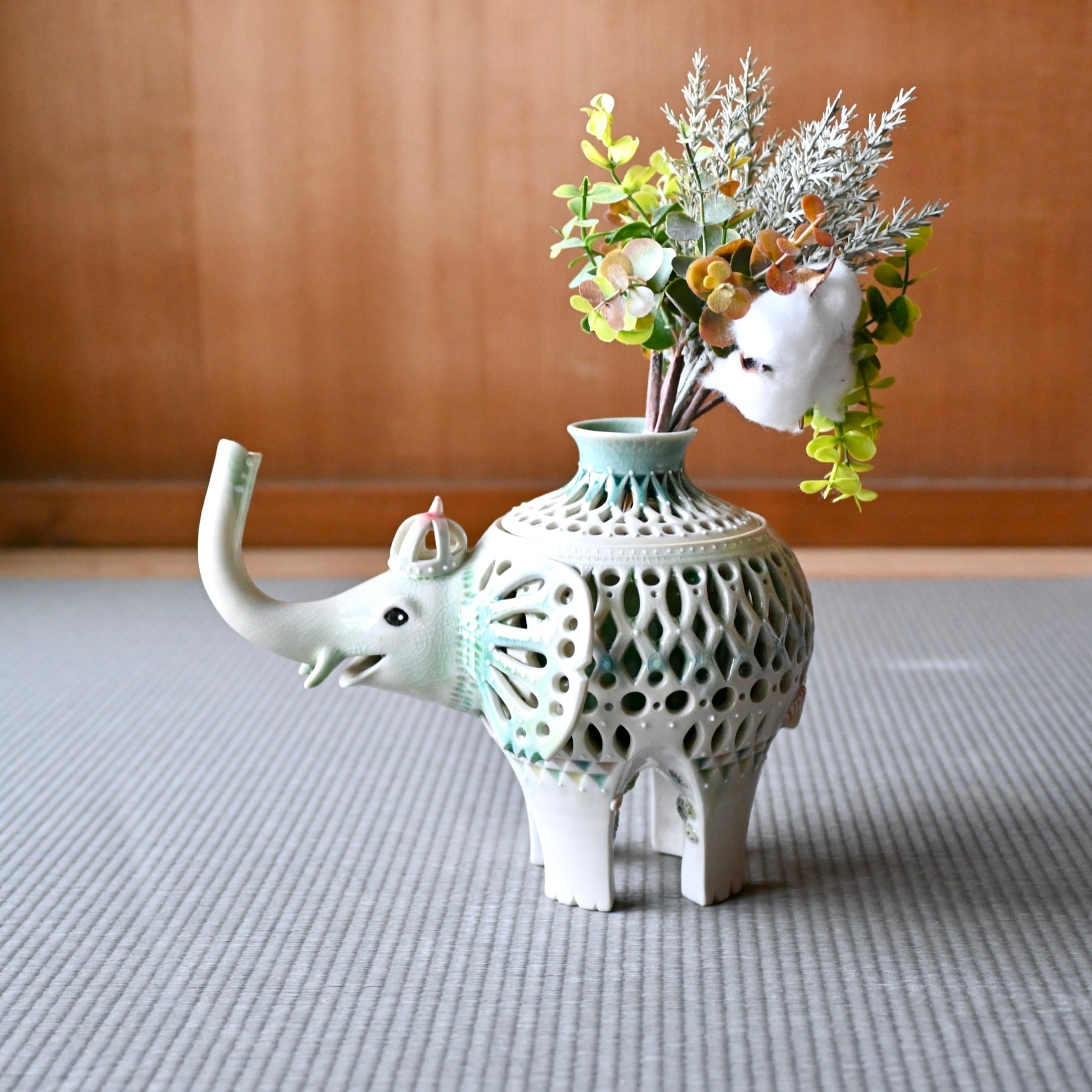 30.ゾウ透かし花器