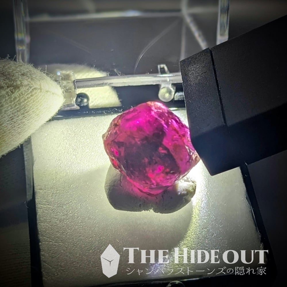 ヒマラヤ産鉱物原石標本033 サンクワサバ地区/ジャウジャラ鉱山産アルマンディンガーネット こちらはパープルみ?ライトで透かすとスゴい