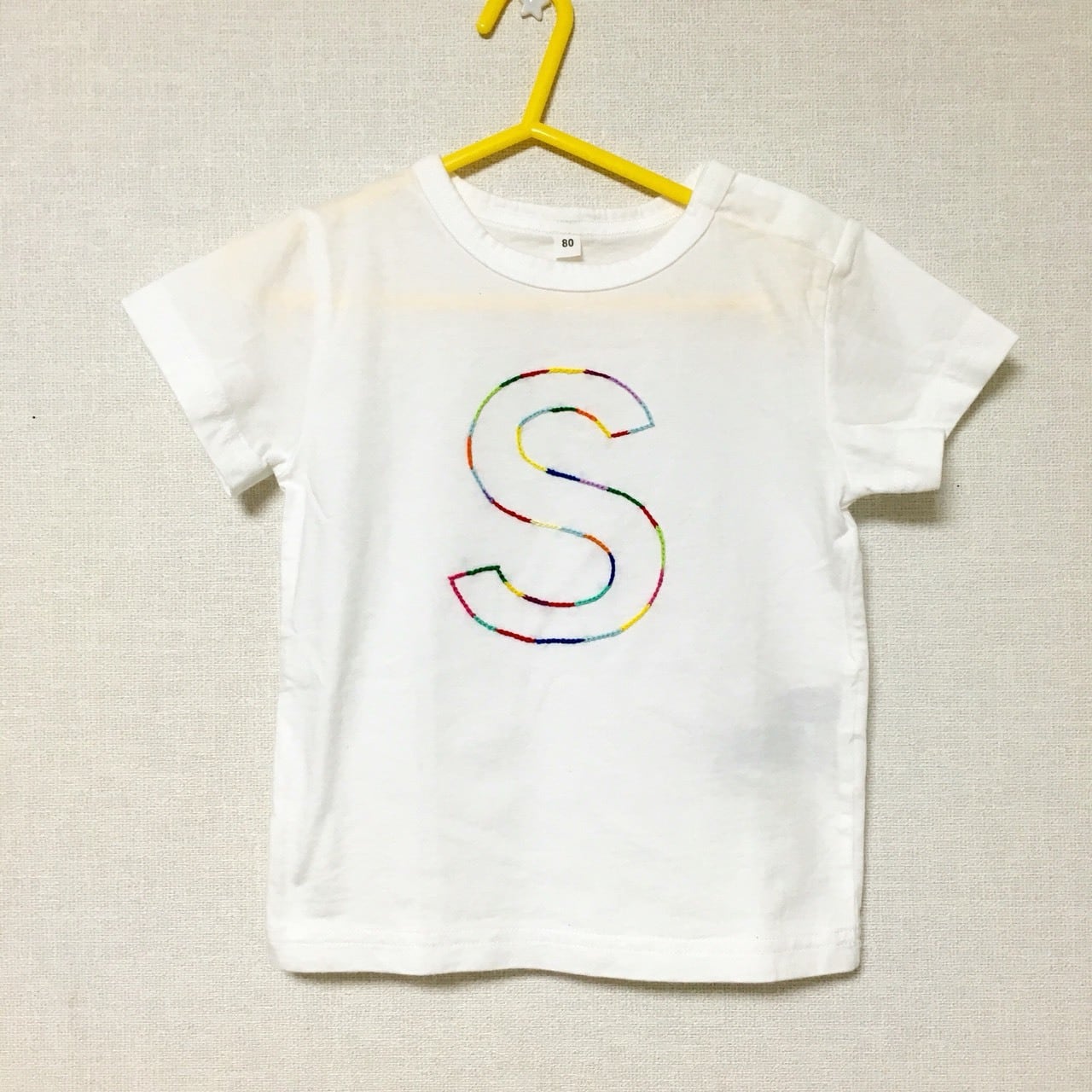 80〜100） イニシャル・アルファベット刺繍Tシャツ | 名入れ刺繍