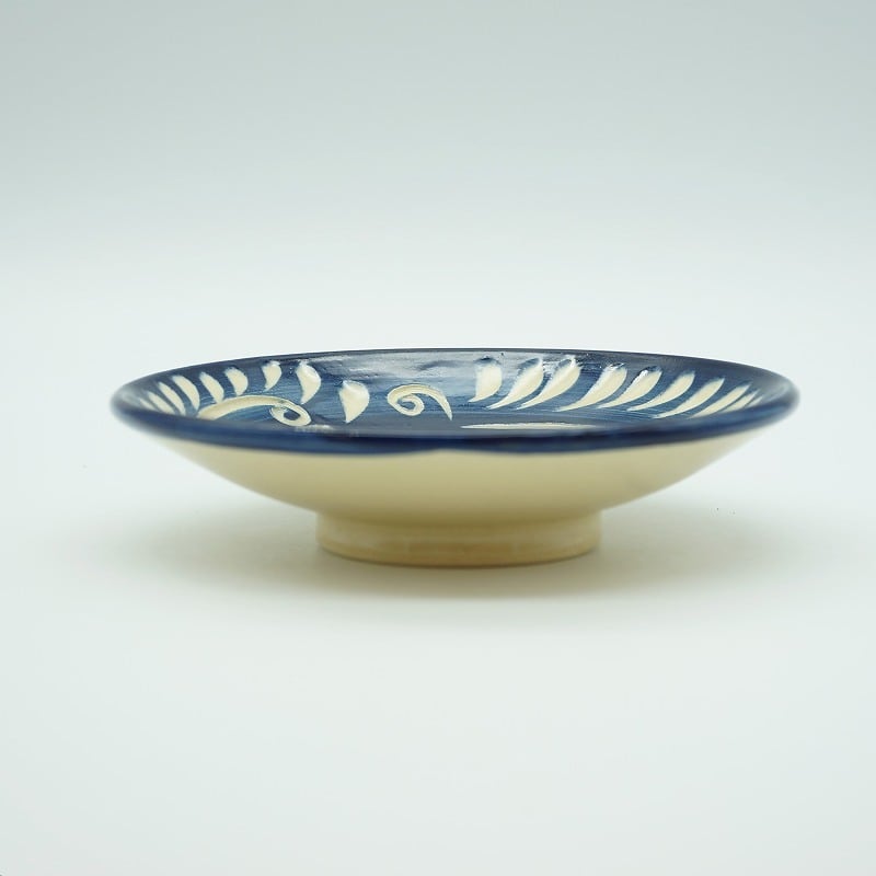 線彫り5寸皿【やちむん工房與那嶺】 | 沖縄の工芸品 うぃーりきさん