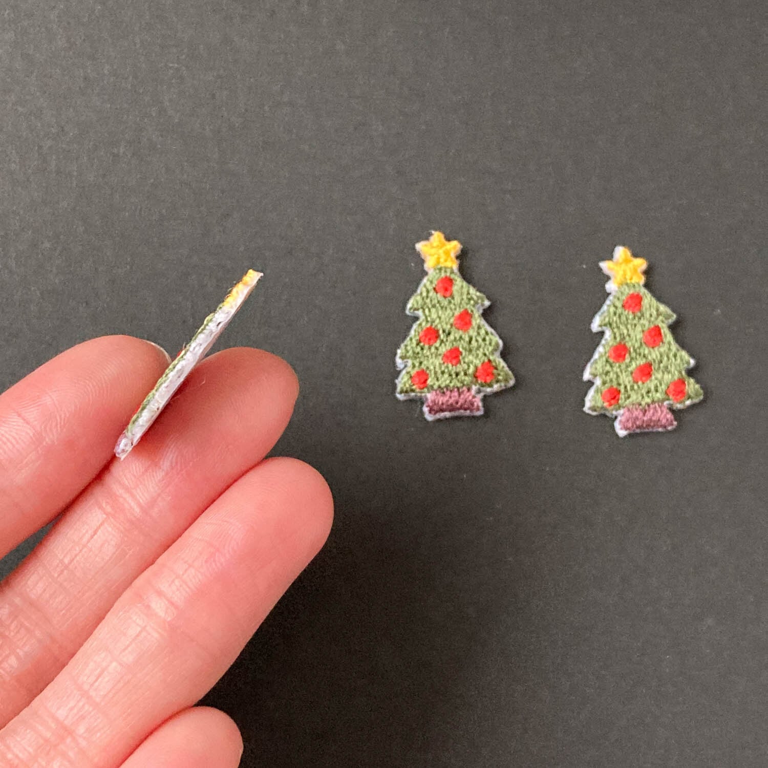 赤い飾りのクリスマスツリーワッペン | Dua-アクセサリーパーツショップ