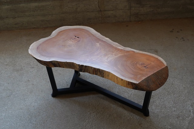 チェーンソー跡のある欅の輪切り　ローテーブル