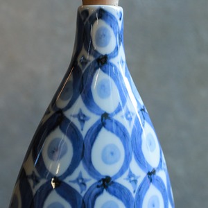 手描きの模様が美しい、陶器のボトル 3