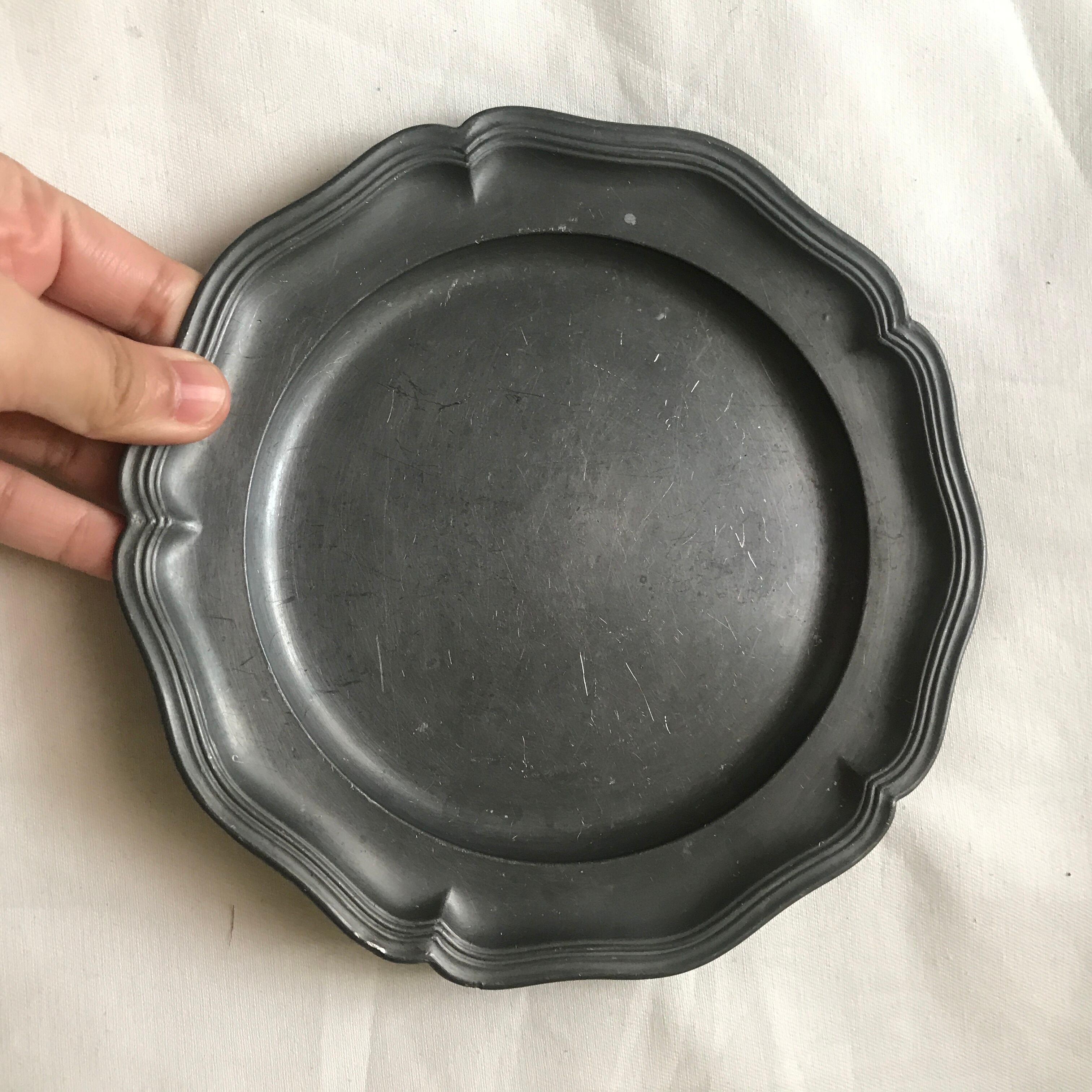 ピューターの18cmの花リム皿