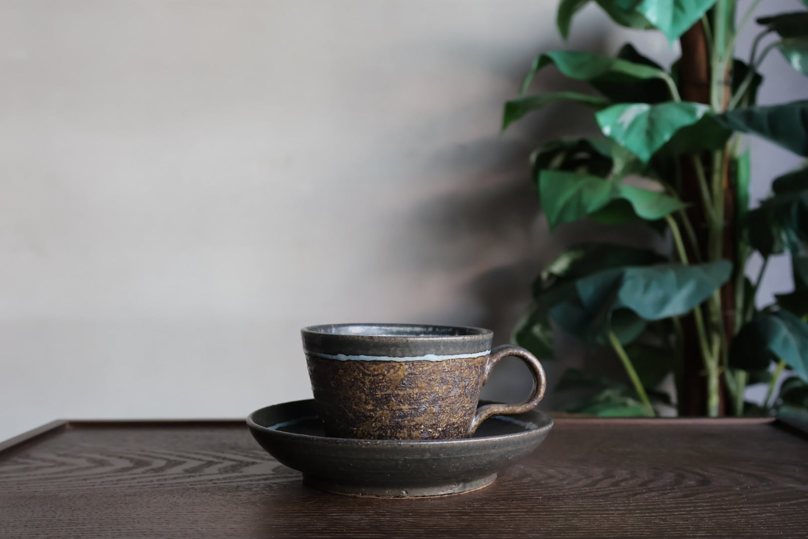 鉄尾 伸介 カップ＆ソーサー(黒) | うつわ通販 土岐陶器店 / ONLINE SHOP