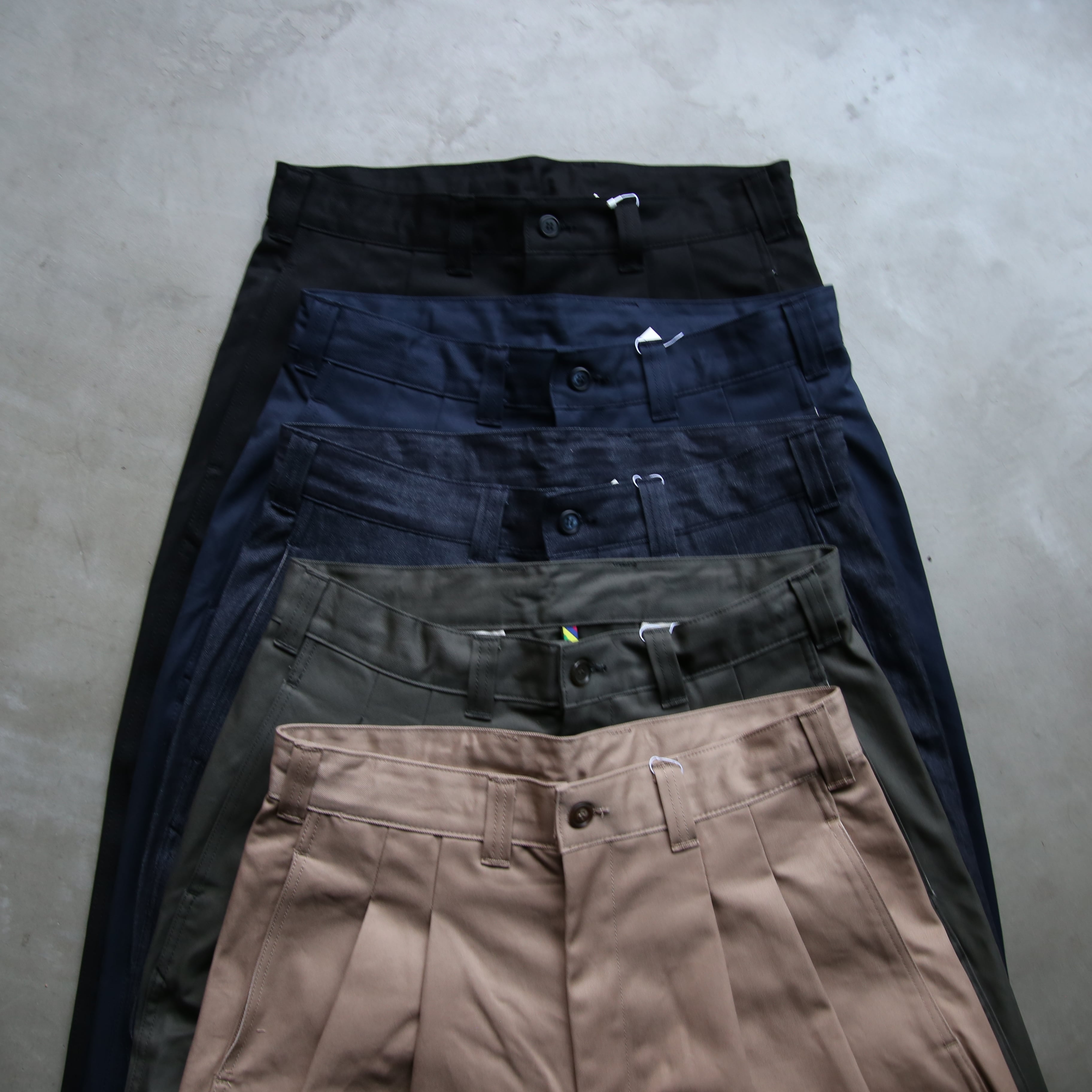 is-ness WIDE 2TUCK CHINO PANTS distrad
