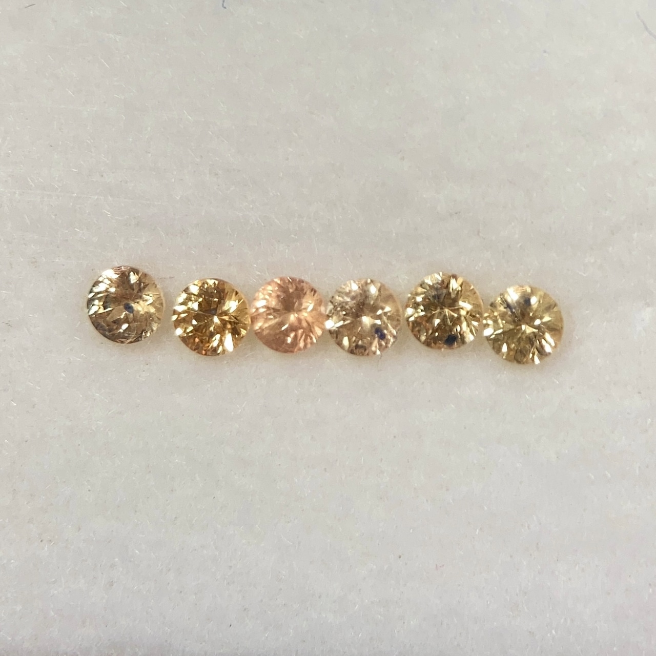 サファイア イエロー系 ラウンドカット メレセット 6石 約2.0mm r-0660